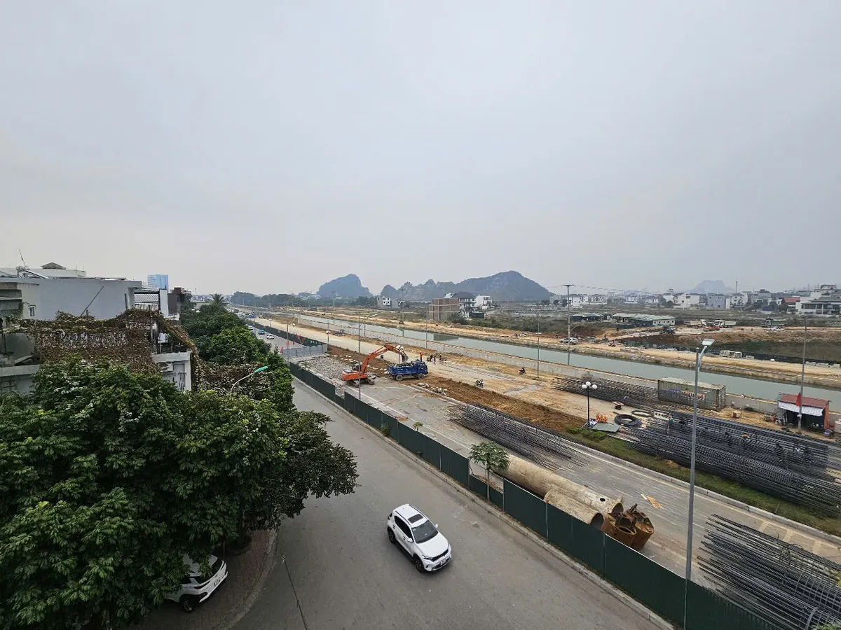 Nhà 4 tầng 3 mặt tiền đẹp hiếm, view sông và hồ Đồng Chiệc - đường Nguyễn Thiếp, TP Thanh Hóa