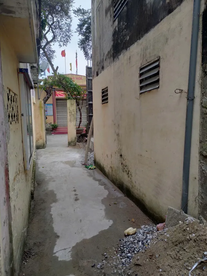 Bán lô đất gần chợ tân an - 60m², mặt tiền 4,5m, có sẵn móng 3 tầng, vị trí dân cư đông