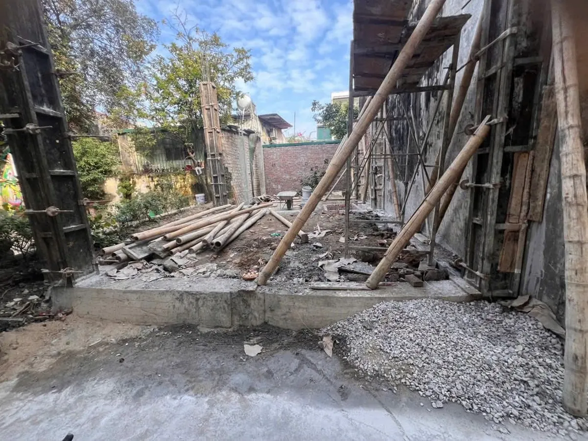 Bán lô đất gần chợ tân an - 60m², mặt tiền 4,5m, có sẵn móng 3 tầng, vị trí dân cư đông