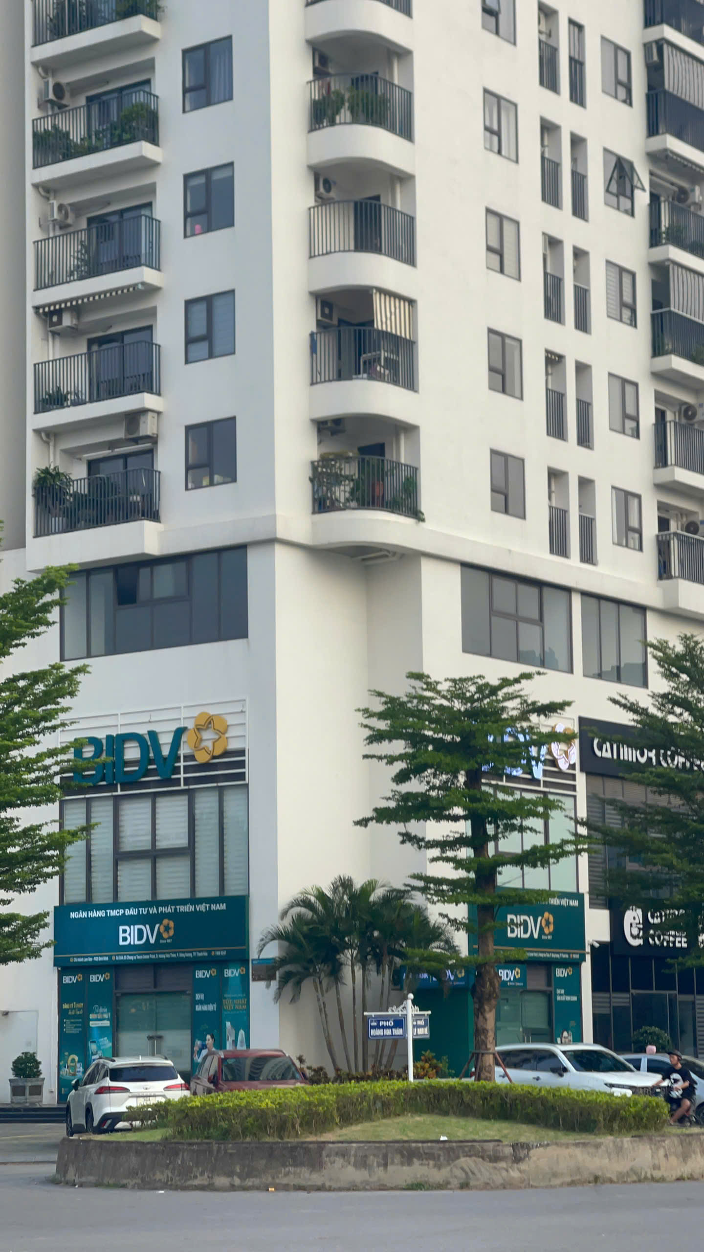 Cho thuê căn shophouse 2 tầng, căn góc 2 mặt tiền nằm ngay đầu ve khu chung cư Tecco Bình