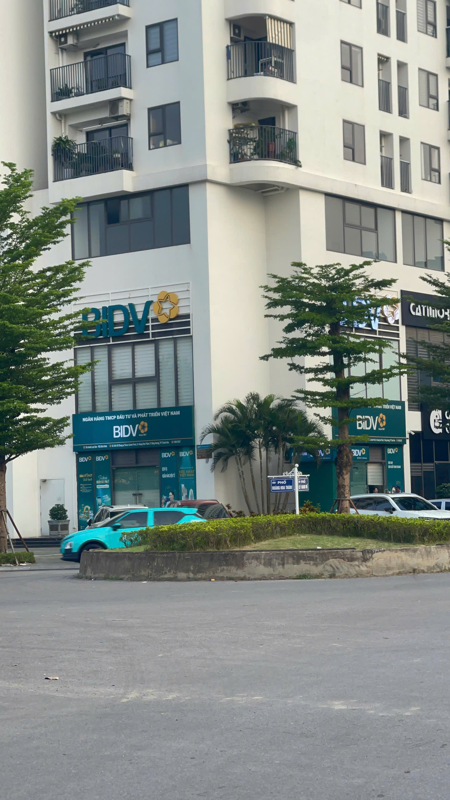 Cho thuê căn shophouse 2 tầng, căn góc 2 mặt tiền nằm ngay đầu ve khu chung cư Tecco Bình