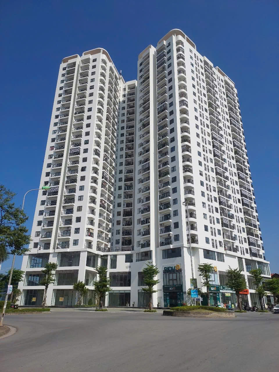 Cho thuê căn shophouse 2 tầng, căn góc 2 mặt tiền nằm ngay đầu ve khu chung cư Tecco Bình