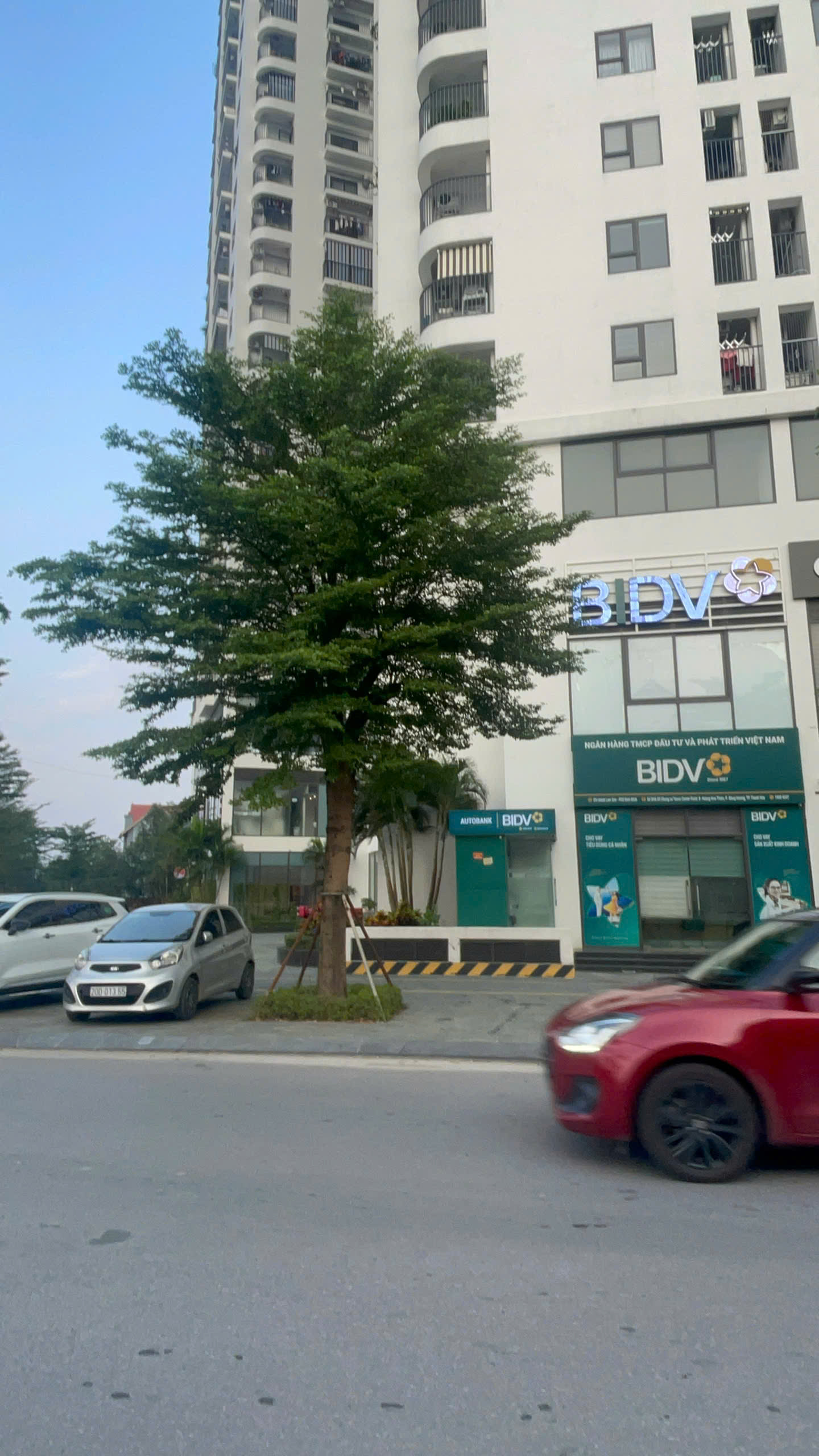 Cho thuê căn shophouse 2 tầng, căn góc 2 mặt tiền nằm ngay đầu ve khu chung cư Tecco Bình