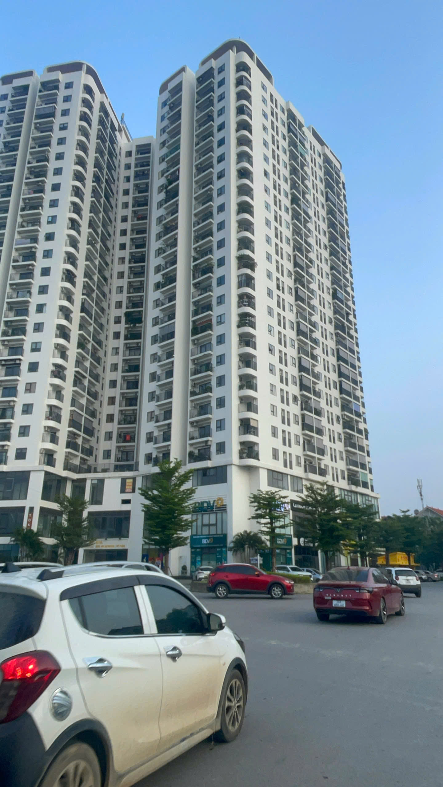 Cho thuê căn shophouse 2 tầng, căn góc 2 mặt tiền nằm ngay đầu ve khu chung cư Tecco Bình