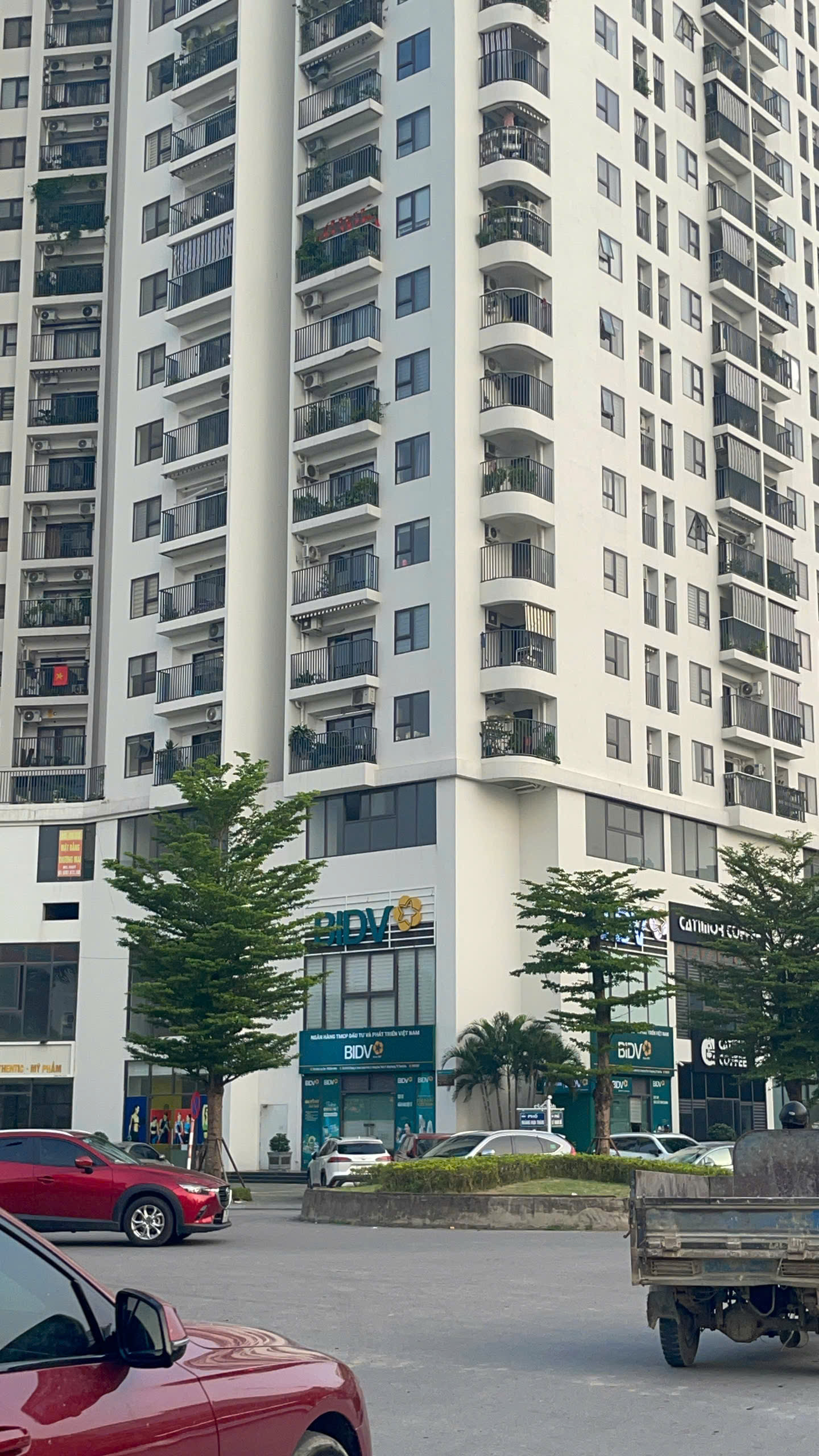 Cho thuê căn shophouse 2 tầng, căn góc 2 mặt tiền nằm ngay đầu ve khu chung cư Tecco Bình