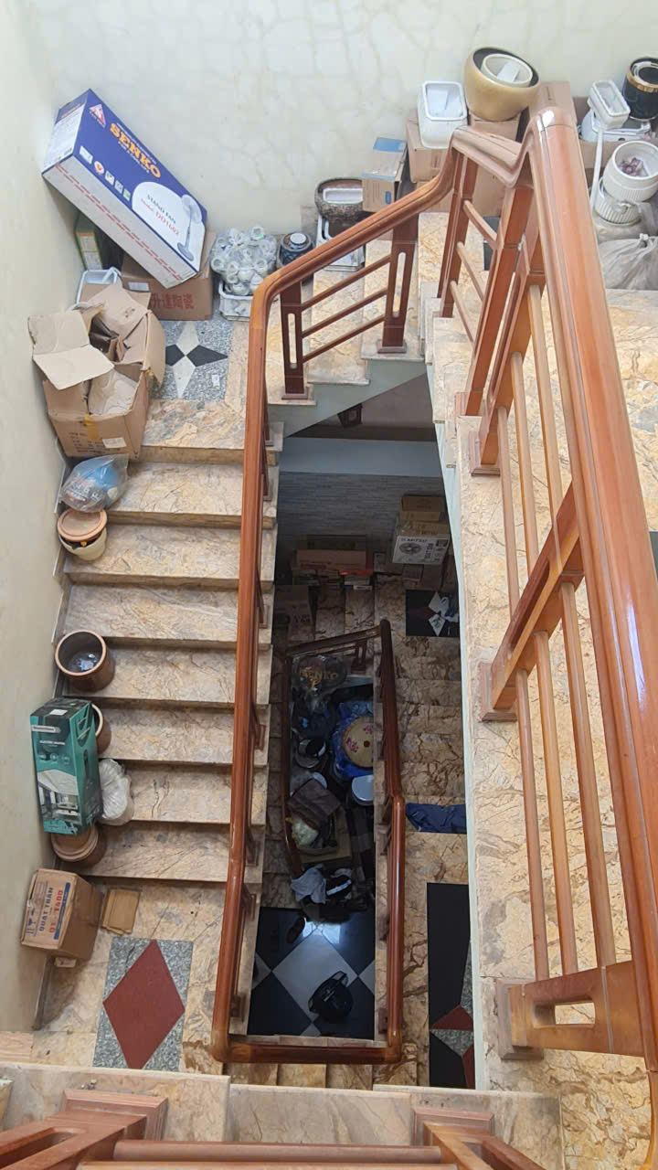 Bán nhà 3 tầng mặt đường Lê Lại phường hạc thành - (Đoạn chợ đầu mối) mặt tiền 5,5m, vỉa hè 8m