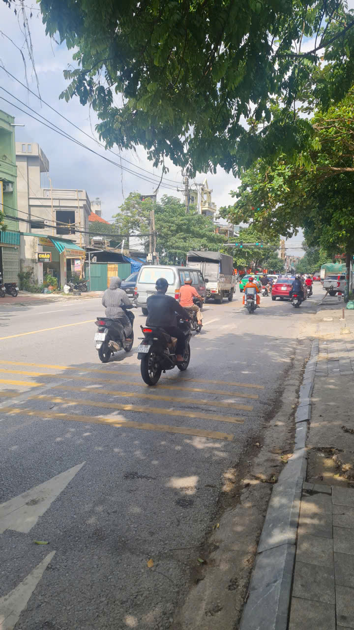 Bán nhà 3 tầng mặt đường Lê Lại phường hạc thành - (Đoạn chợ đầu mối) mặt tiền 5,5m, vỉa hè 8m