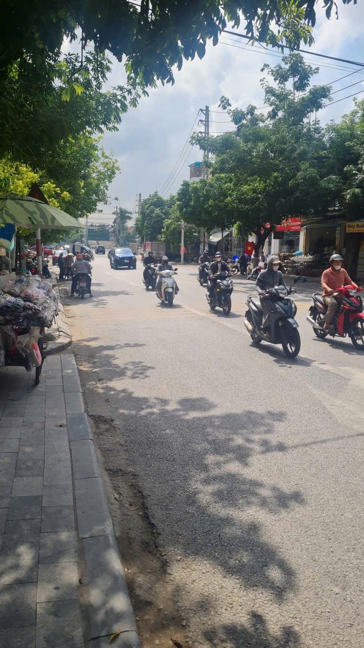 Bán nhà 3 tầng mặt đường Lê Lại phường hạc thành - (Đoạn chợ đầu mối) mặt tiền 5,5m, vỉa hè 8m