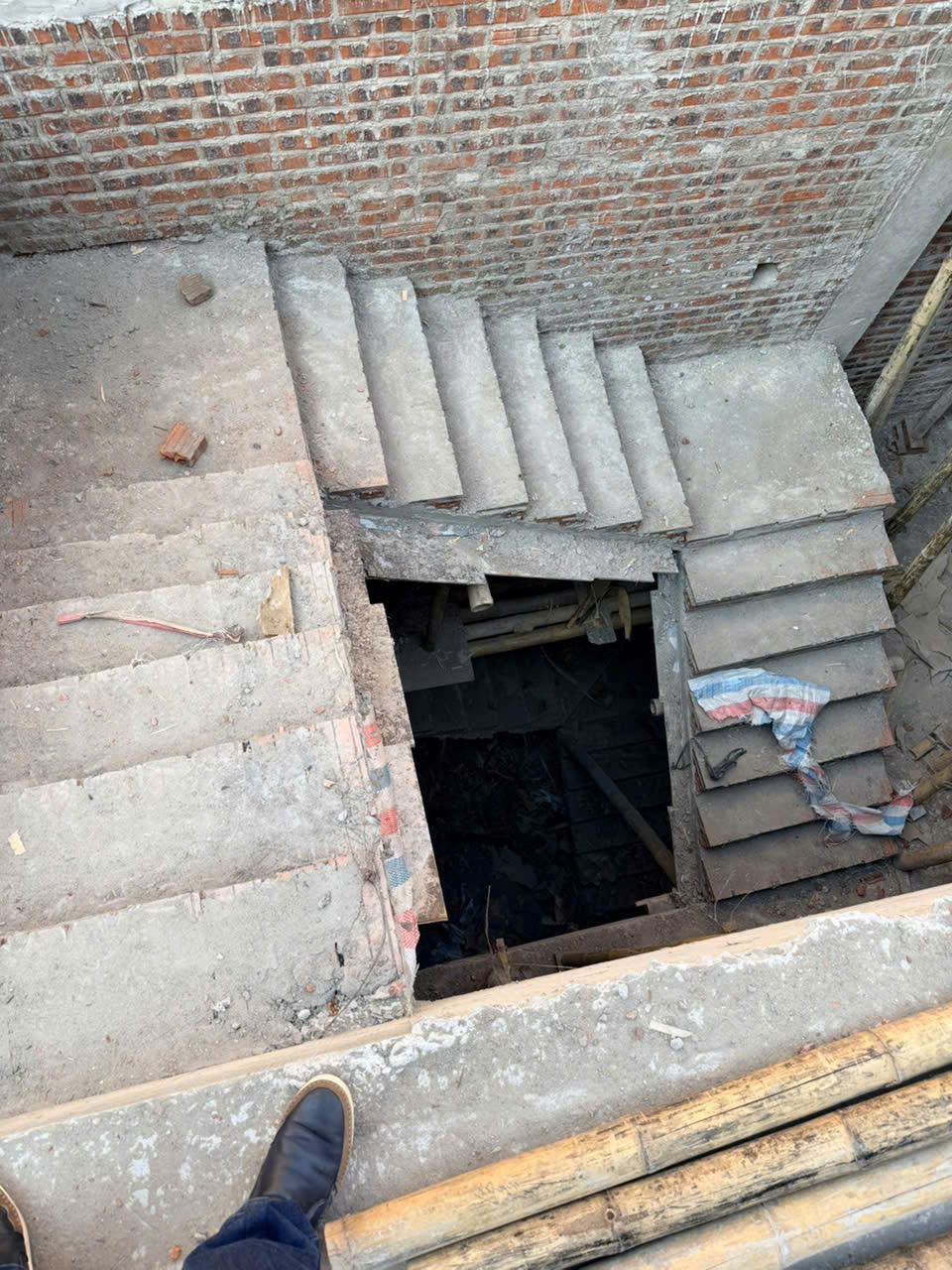 Nhà đầu ve 2 mặt tiền 52m2 xây thô 4 tầng gần bệnh viện đa khoa tỉnh - chưa tới 3 tỷ