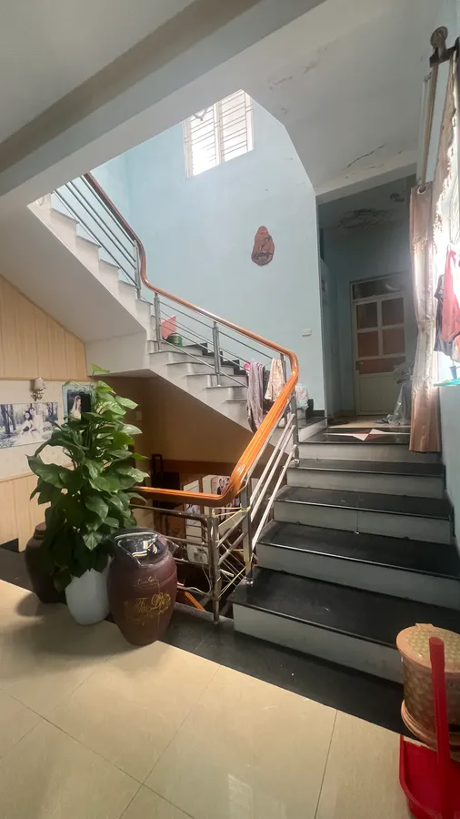 Nhà 3 tầng cốt lệch, 138m2 - mặt phố, cạnh trường Hồng Đức