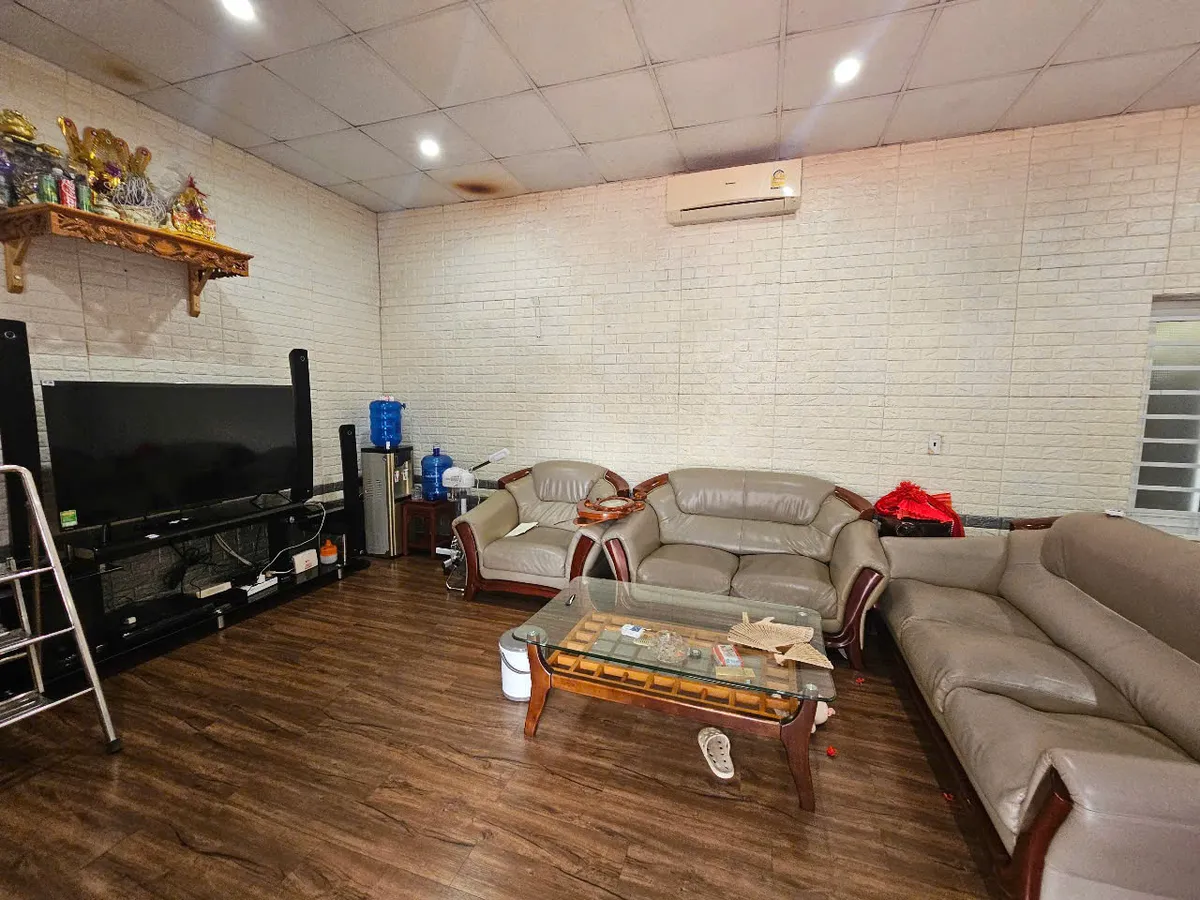 Nhà cấp 4 mái ngói cổ điển xưa, 5 phòng ngủ, mặt tiền 21m