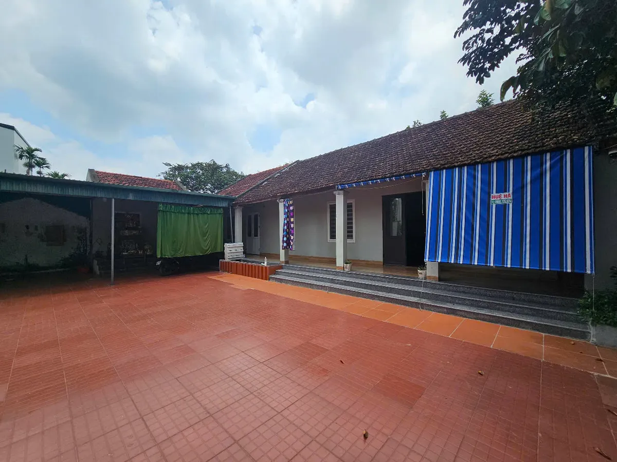 Nhà cấp 4 mái ngói cổ điển xưa, 5 phòng ngủ, mặt tiền 21m