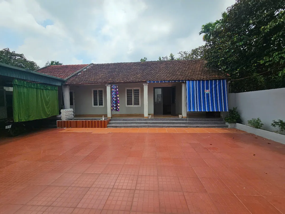 Nhà cấp 4 mái ngói cổ điển xưa, 5 phòng ngủ, mặt tiền 21m