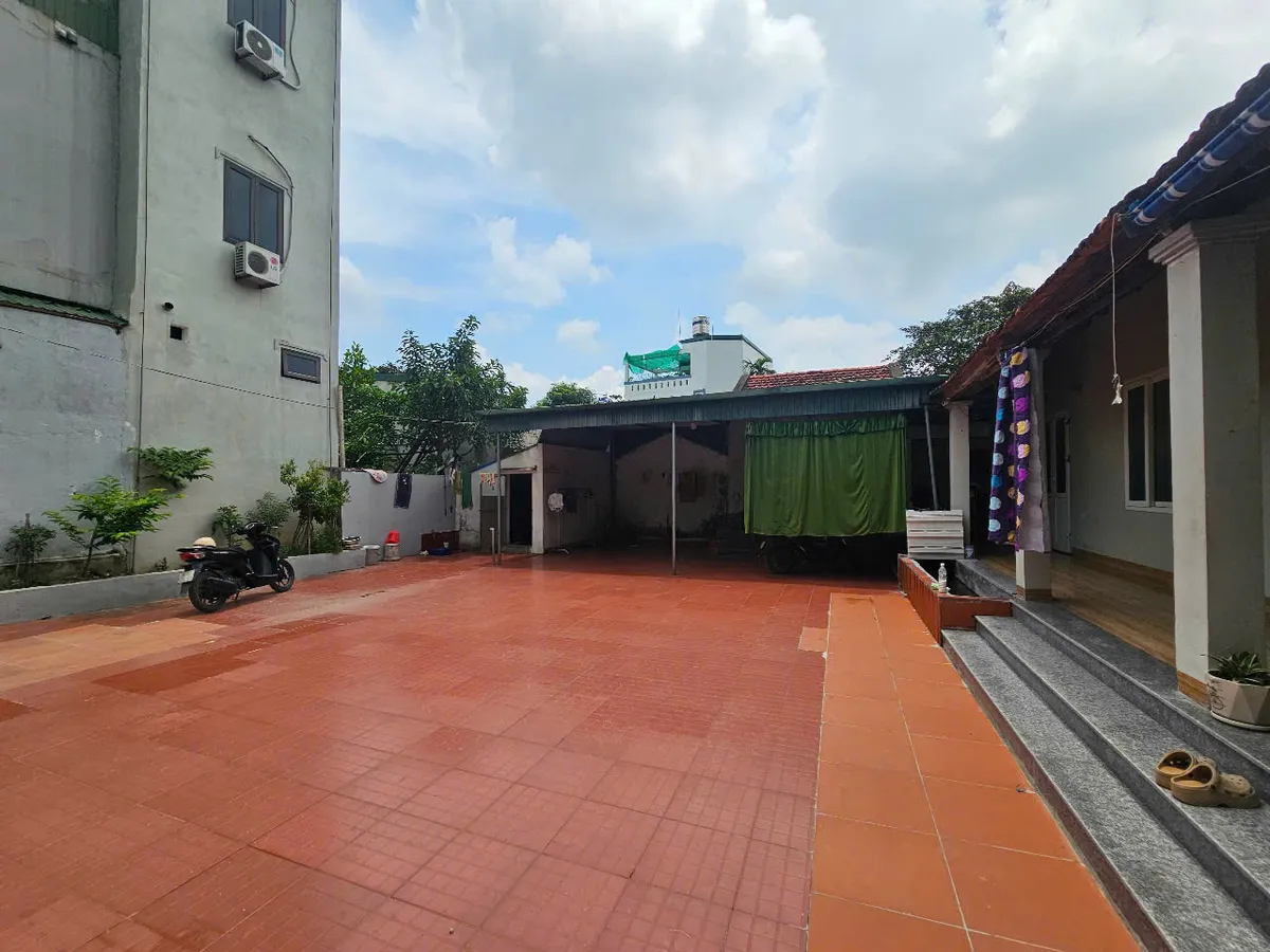 Nhà cấp 4 mái ngói cổ điển xưa, 5 phòng ngủ, mặt tiền 21m