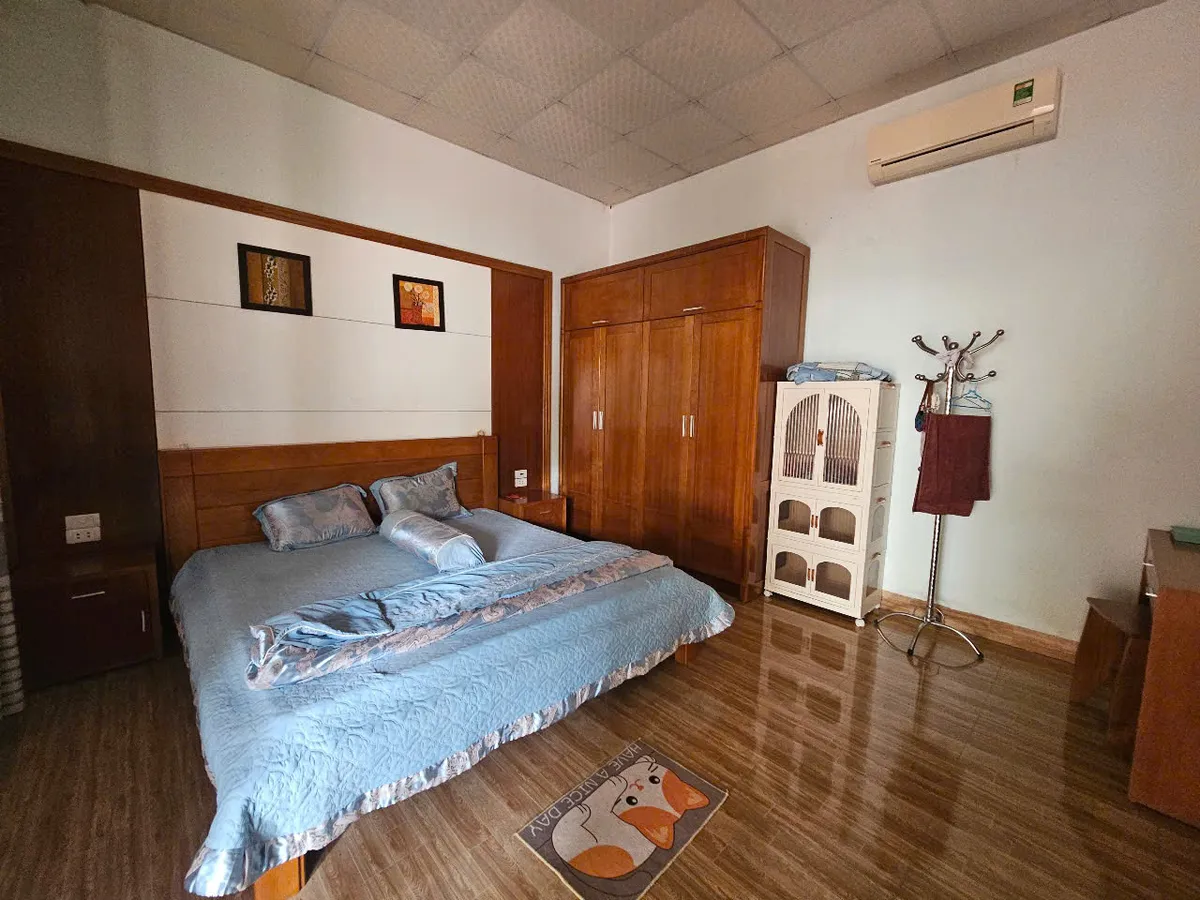 Nhà cấp 4 mái ngói cổ điển xưa, 5 phòng ngủ, mặt tiền 21m