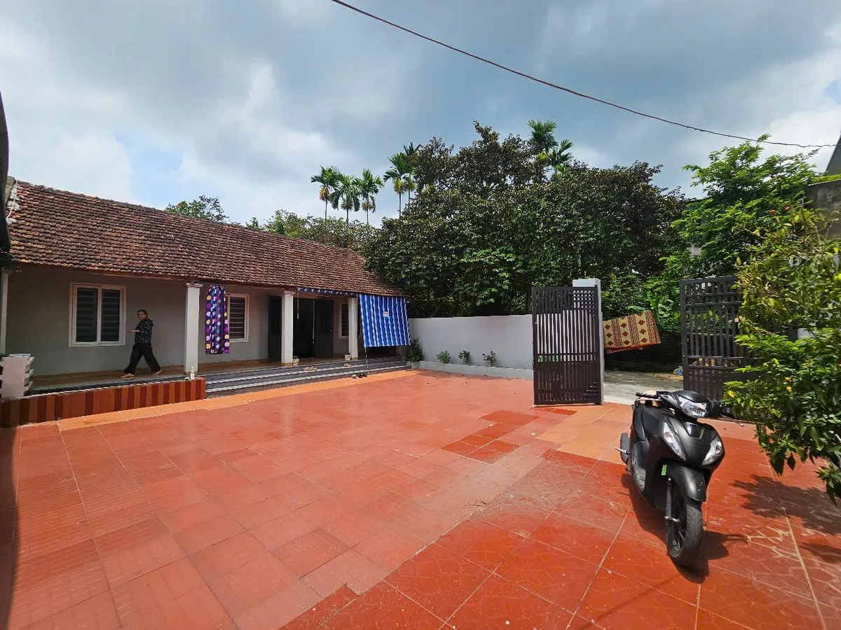 Nhà cấp 4 mái ngói cổ điển xưa, 5 phòng ngủ, mặt tiền 21m