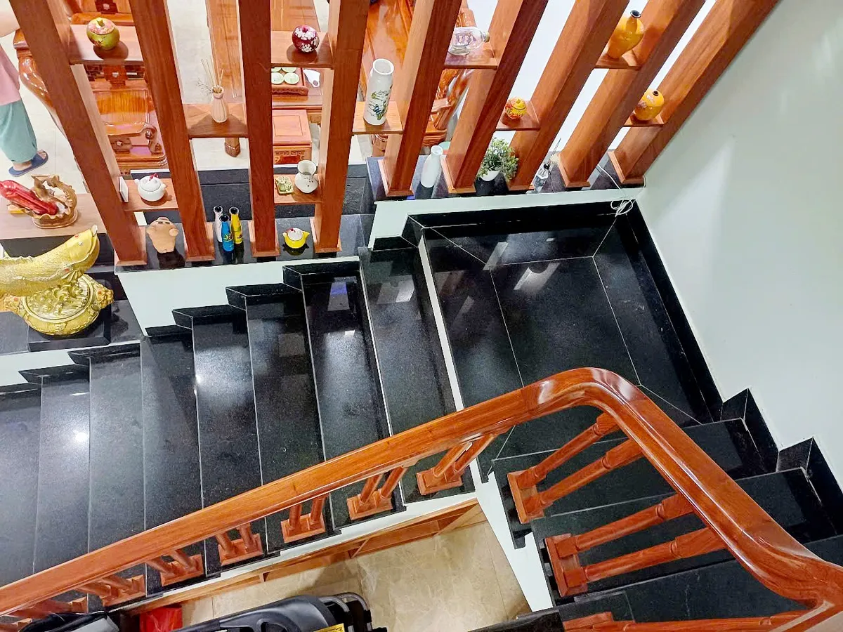 Nhà 3 tầng mới xây, mb 3037 Ven Sông Hạc, giá cực tốt