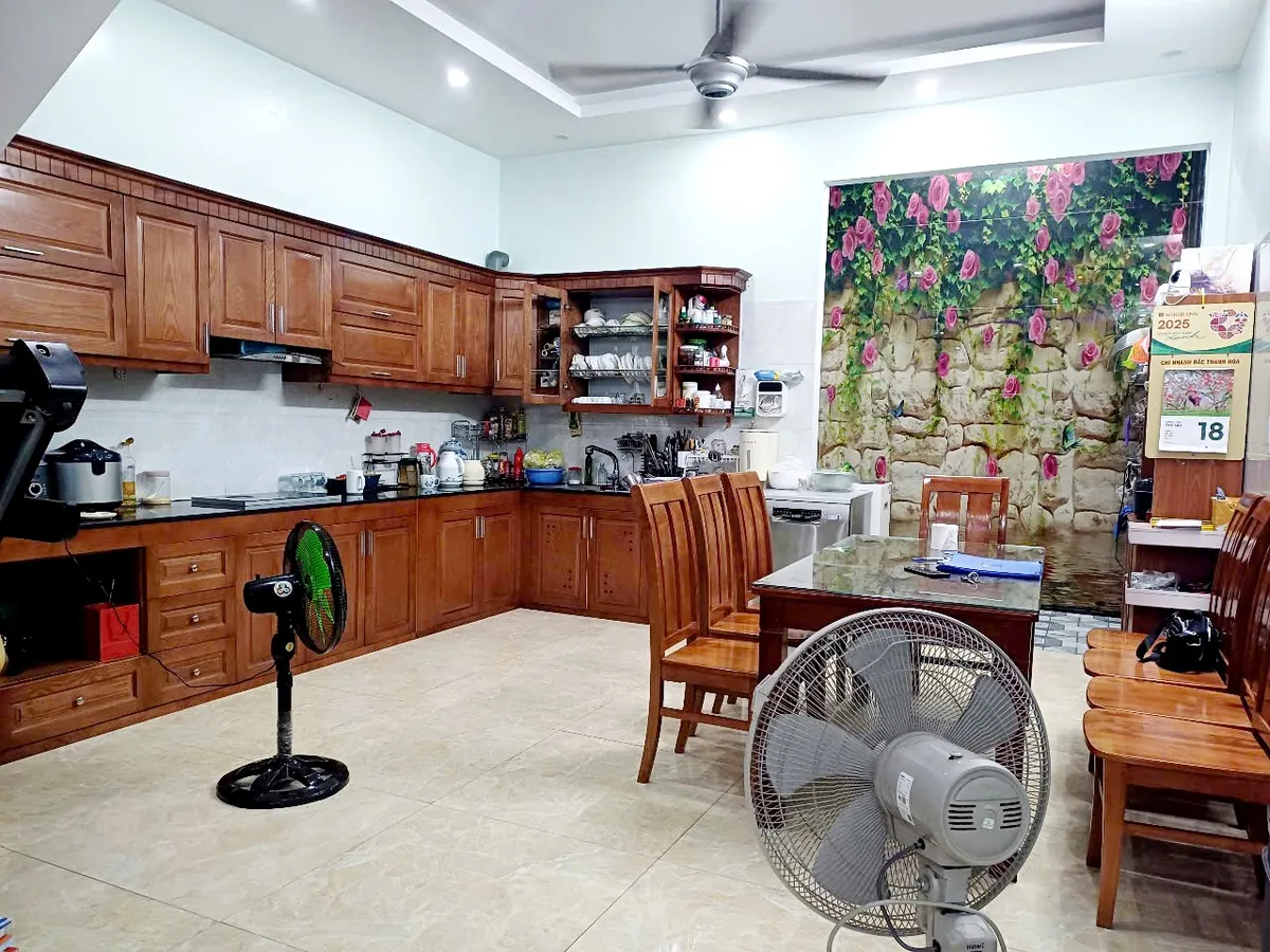 Nhà 3 tầng mới xây, mb 3037 Ven Sông Hạc, giá cực tốt