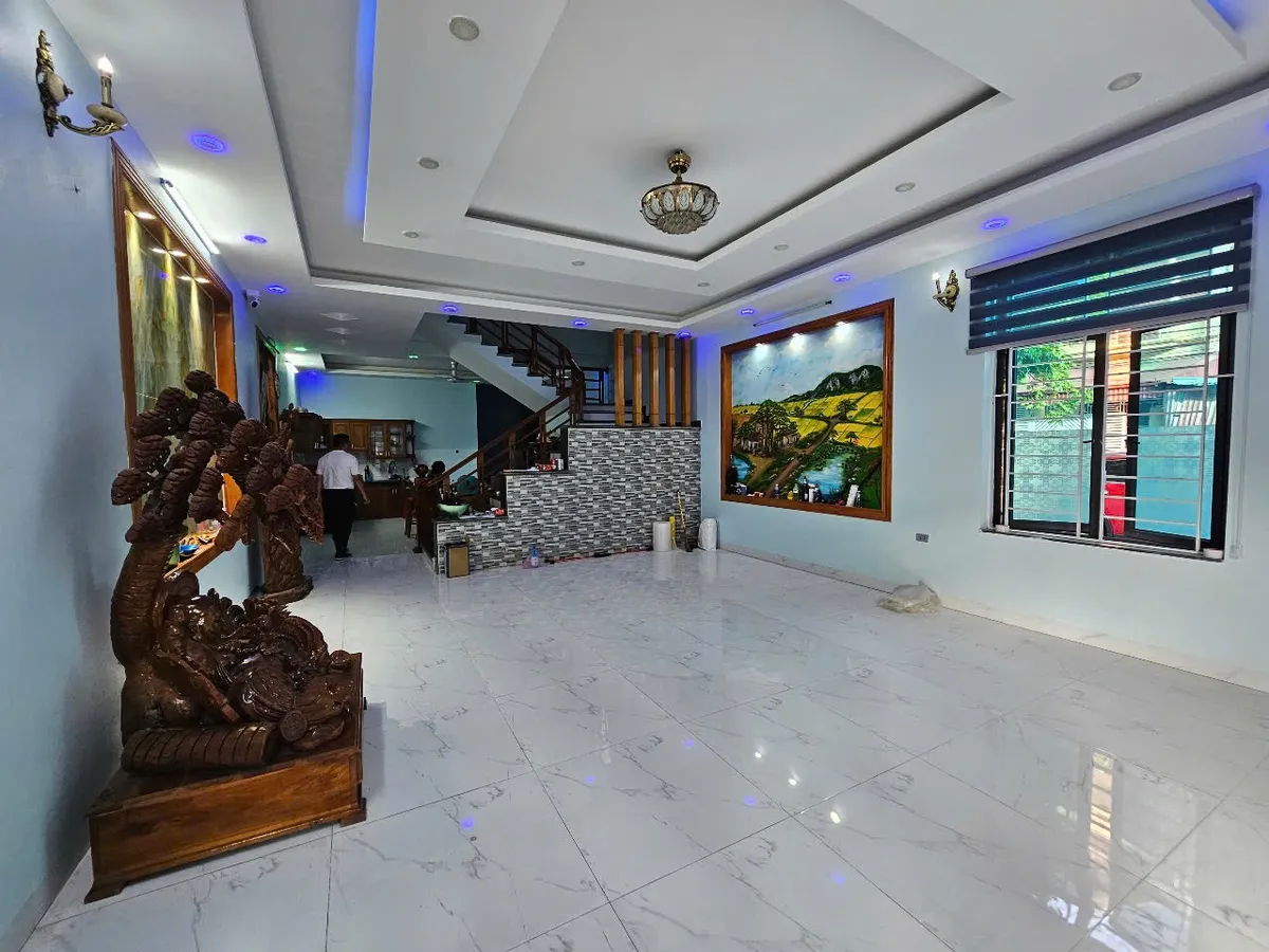 Nhà 3 tầng rất đẹp phố Nguyễn Hữu Liêu, đường 2 xe tăng quay đầu