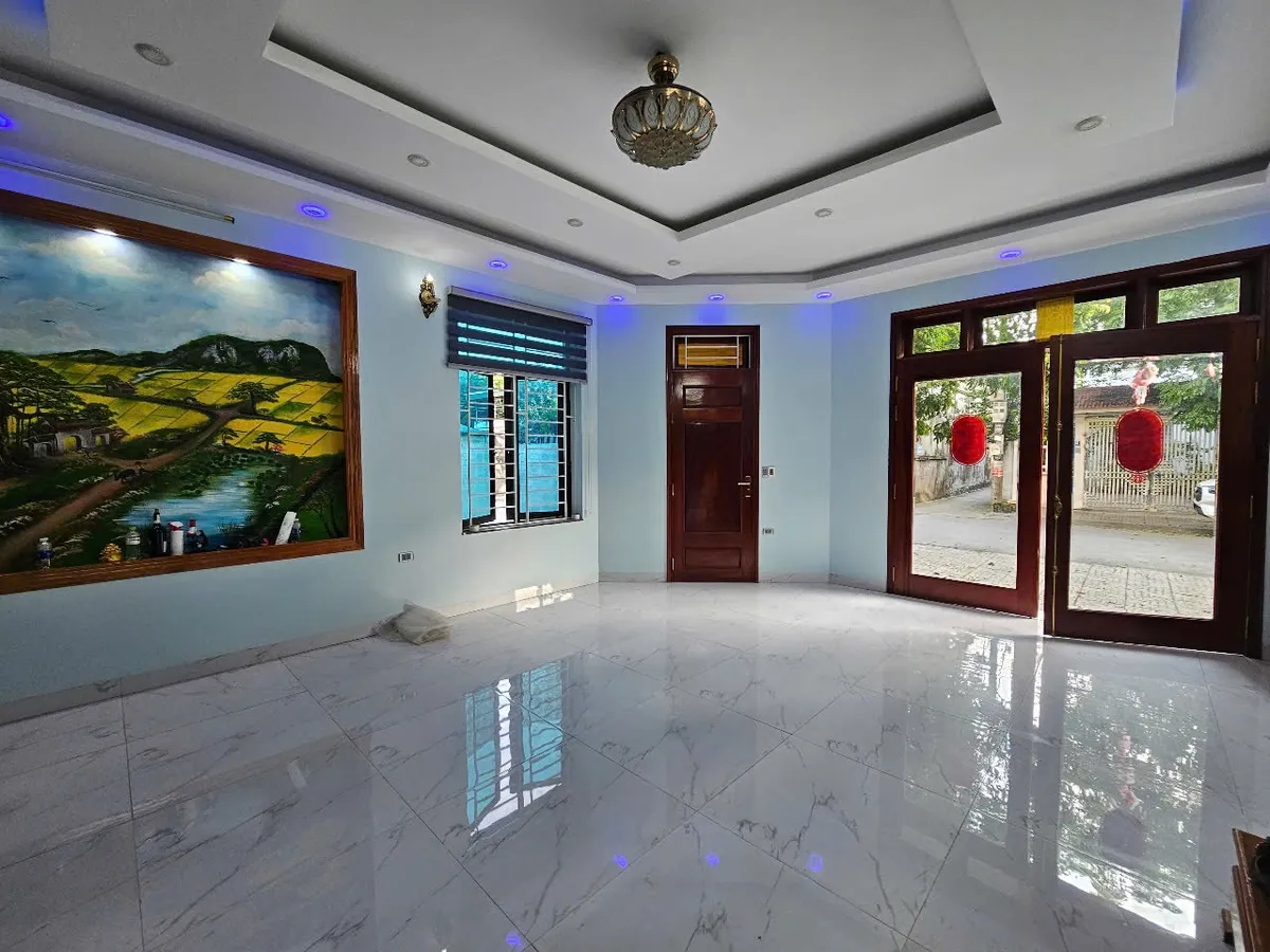 Nhà 3 tầng rất đẹp phố Nguyễn Hữu Liêu, đường 2 xe tăng quay đầu