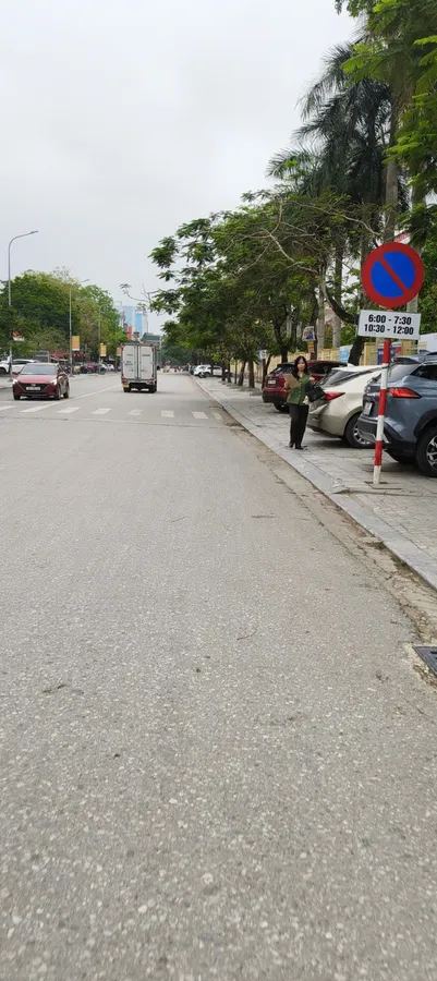 Nhà C4 mặt đường Lương Thế Vinh, đi bộ ra sân vận động tỉnh xem bóng đá