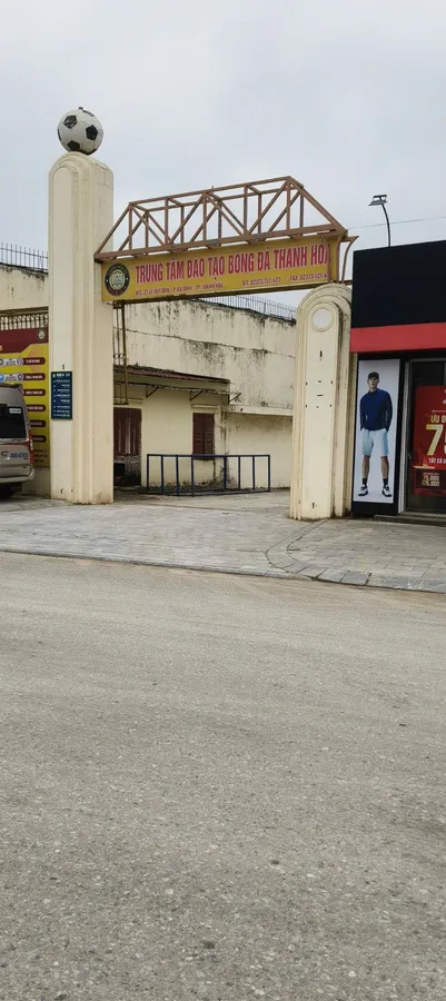 Nhà C4 mặt đường Lương Thế Vinh, đi bộ ra sân vận động tỉnh xem bóng đá
