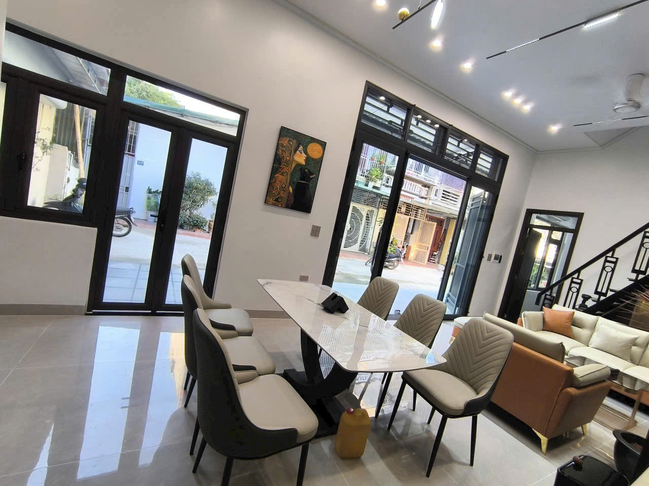 Bán nhà mặt tiền 12m khu bệnh viện tỉnh, đường 9m ô tô đỗ thoải mái, full nội thất, giá 3.18 tỷ