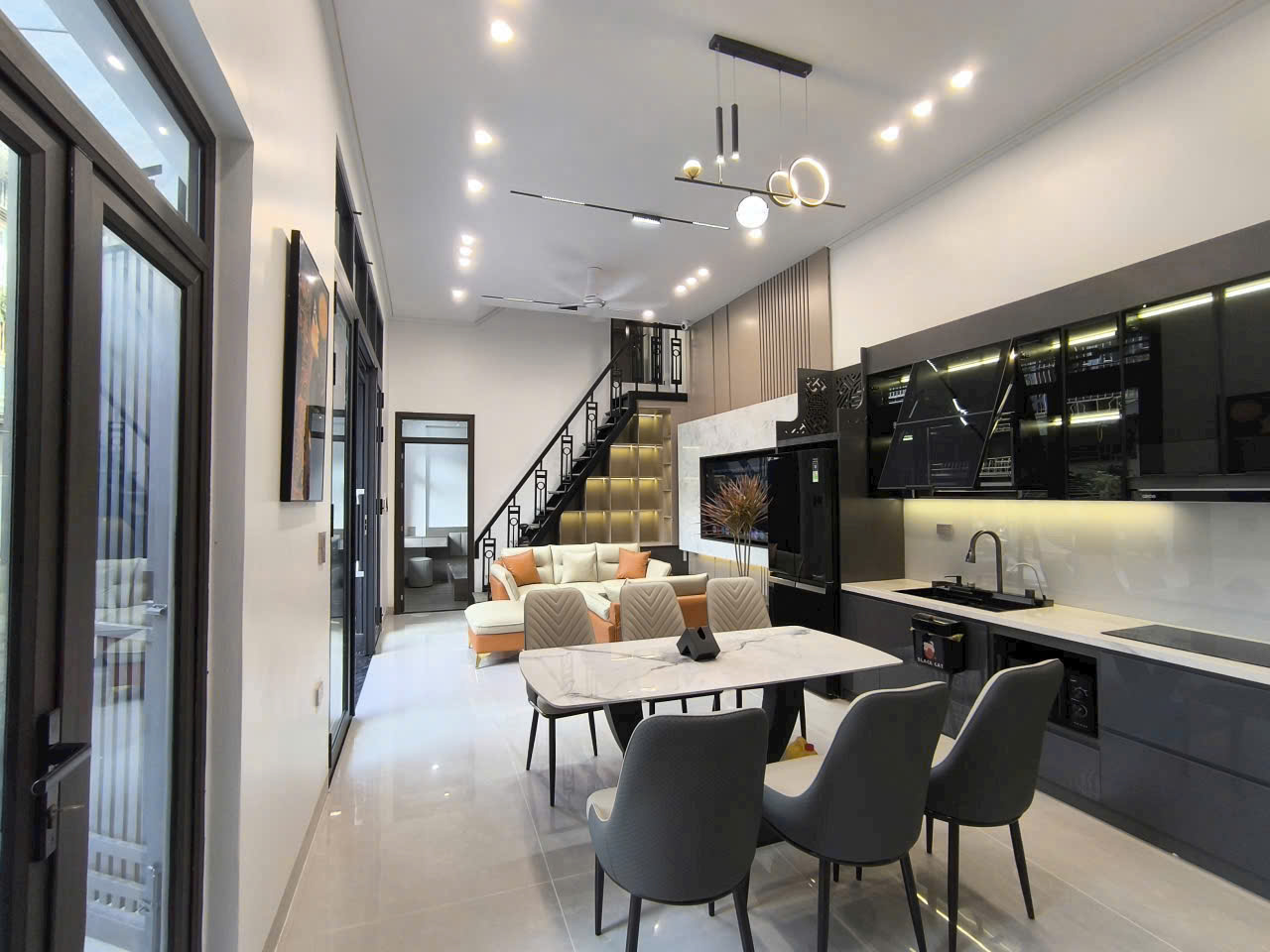 Bán nhà mặt tiền 12m khu bệnh viện tỉnh, đường 9m ô tô đỗ thoải mái, full nội thất, giá 3.18 tỷ