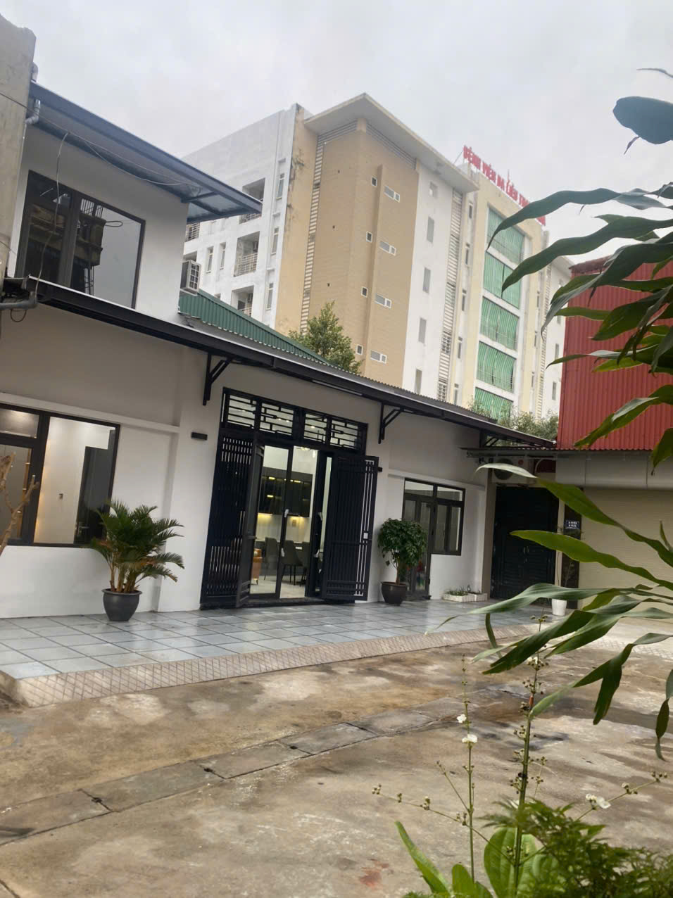 Bán nhà mặt tiền 12m khu bệnh viện tỉnh, đường 9m ô tô đỗ thoải mái, full nội thất, giá 3.18 tỷ