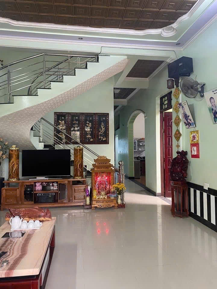 Bán nhà 2 tầng 2m mặt tiền phường An Hưng, diện tích 203m2, mặt tiền 9.45m, sân rộng, giá 4.4 tỷ