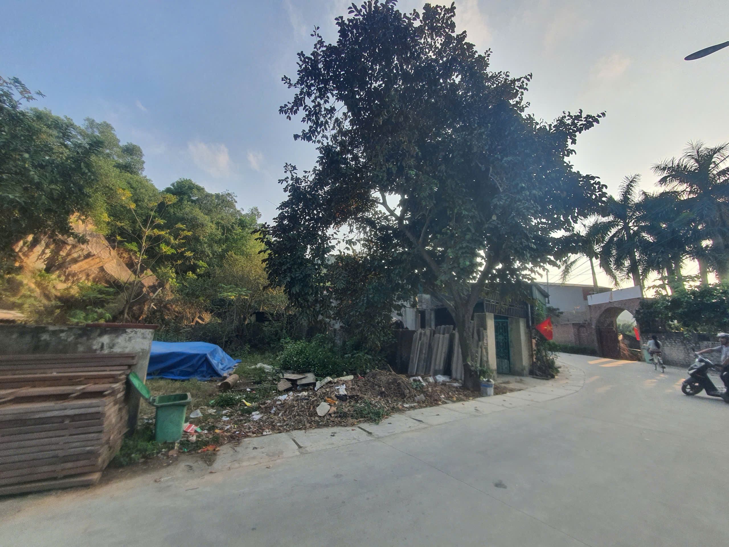 Bán lô đất 8m mặt tiền gần trường tiểu học Đông Lĩnh, đường 7m ô tô thông - lưng tựa núi, không gian xanh hiếm