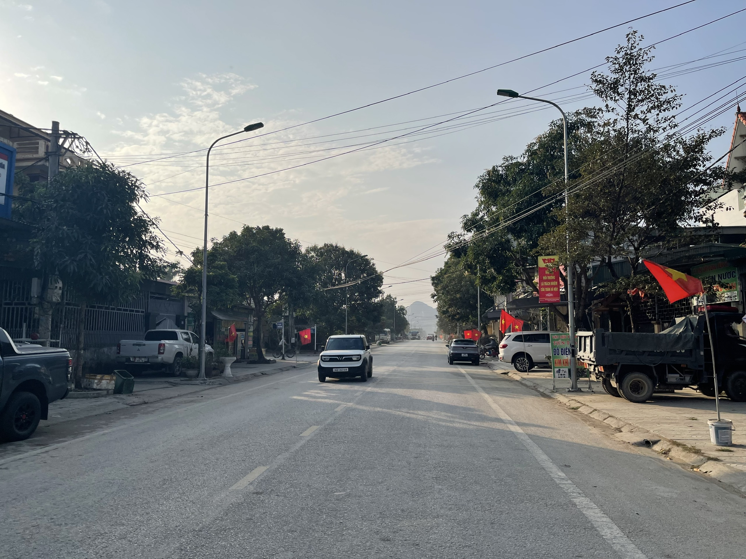 Bán nhà 3 tầng phường Quảng Thắng - mặt đường Nguyễn Phục, 64m2, vỉa hè 20m, kinh doanh tốt