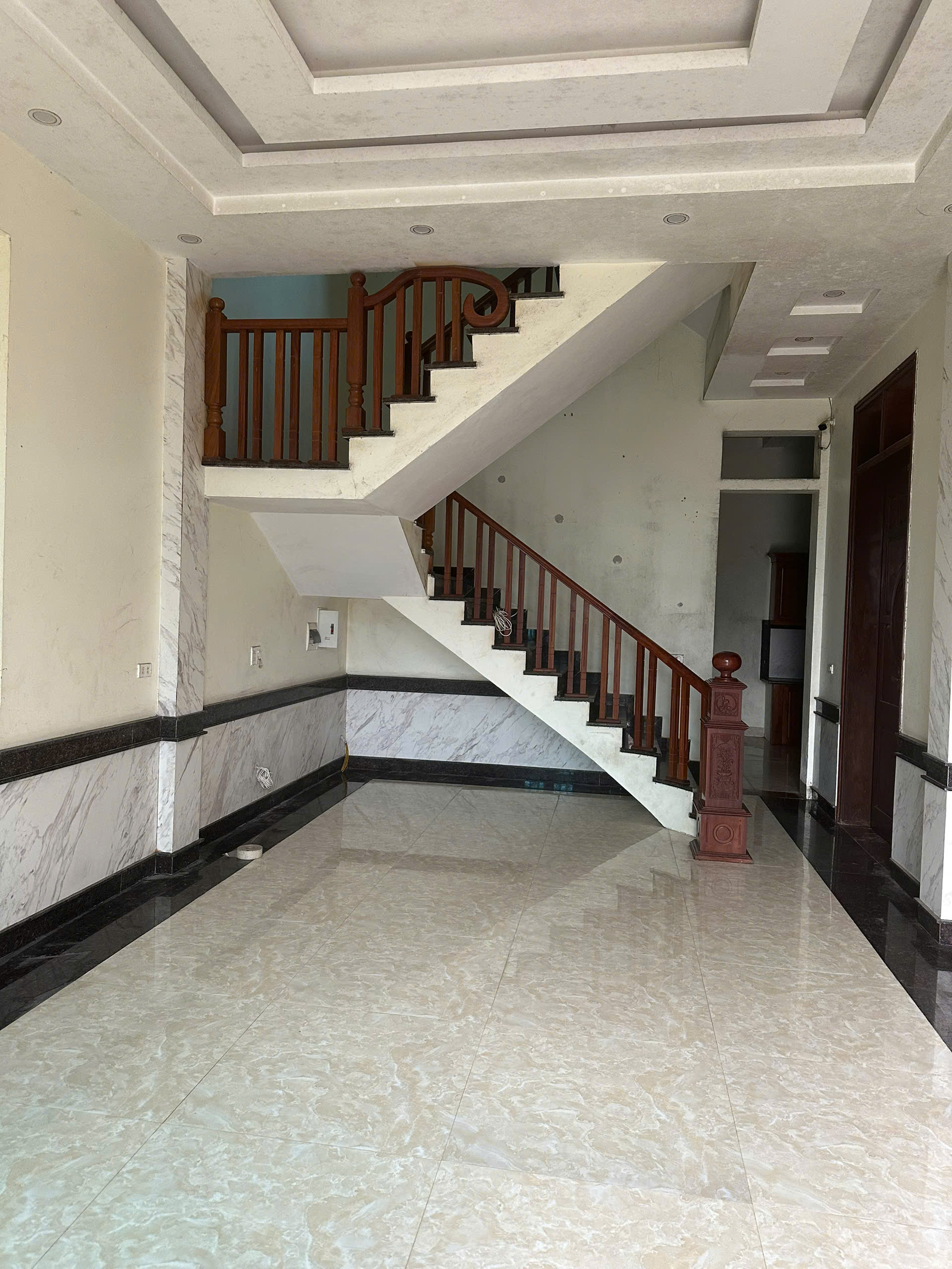 Nhà 3 tầng đầu ve 2 mặt tiền Đông Tiến - gần ql45 ~50m, diện tích gần 180m²