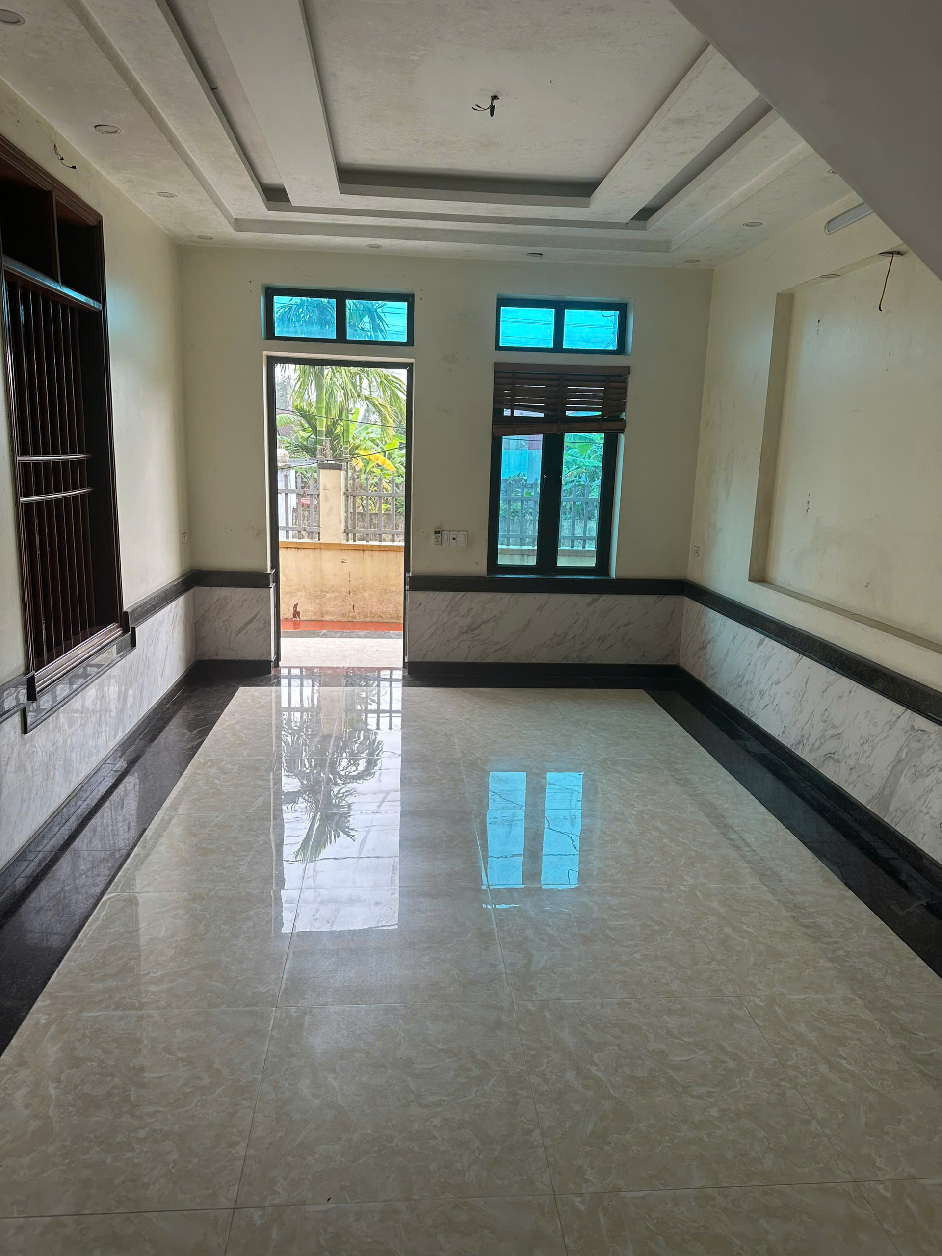 Nhà 3 tầng đầu ve 2 mặt tiền Đông Tiến - gần ql45 ~50m, diện tích gần 180m²