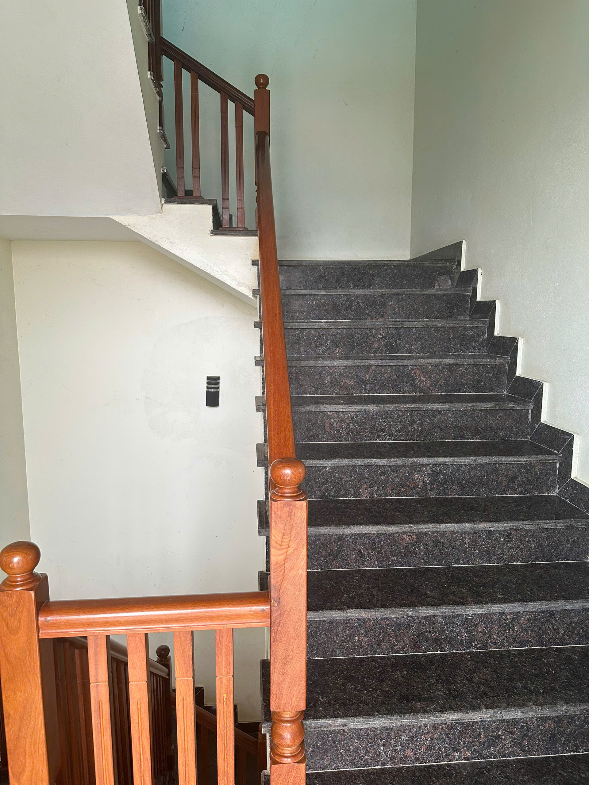 Nhà 3 tầng đầu ve 2 mặt tiền Đông Tiến - gần ql45 ~50m, diện tích gần 180m²