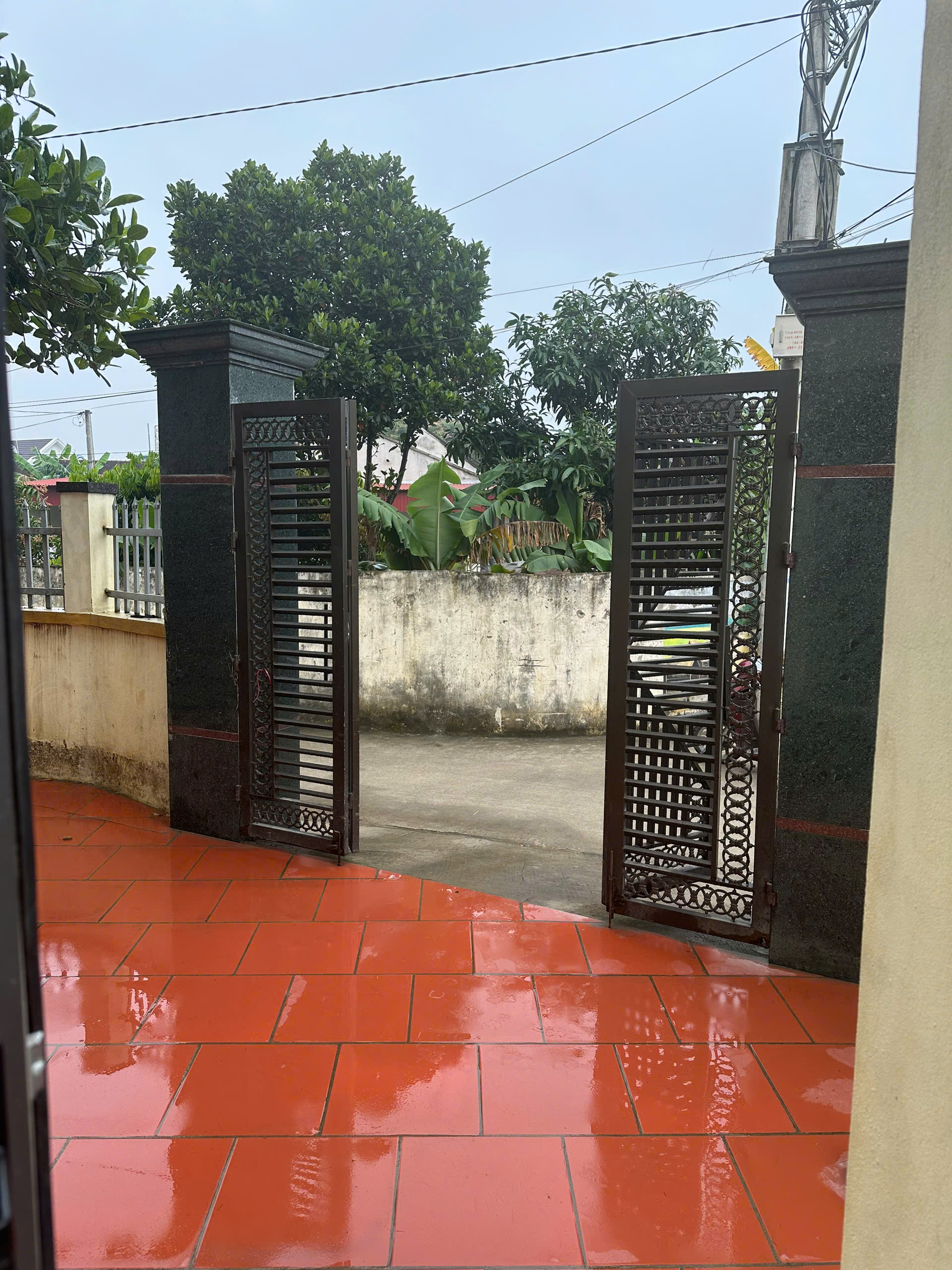 Nhà 3 tầng đầu ve 2 mặt tiền Đông Tiến - gần ql45 ~50m, diện tích gần 180m²