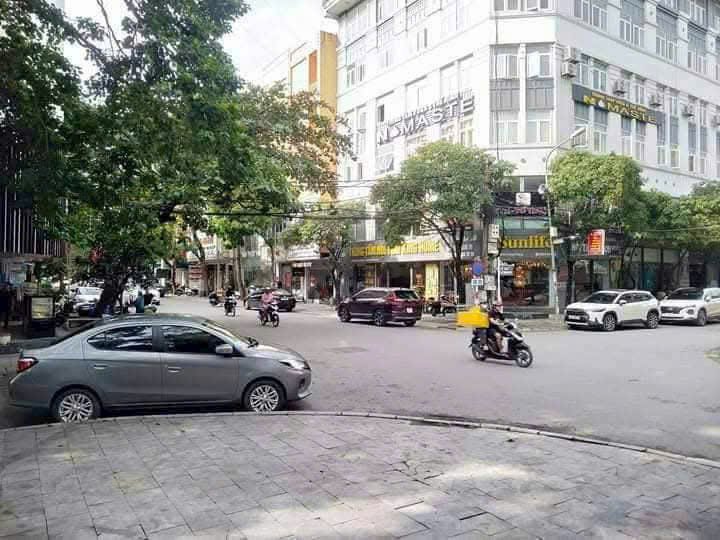 Bán nhà phố Đinh Công Tráng, p. Ba Đình - 125m2, 4,5 tầng có thang máy, tuyến kinh doanh sầm uất