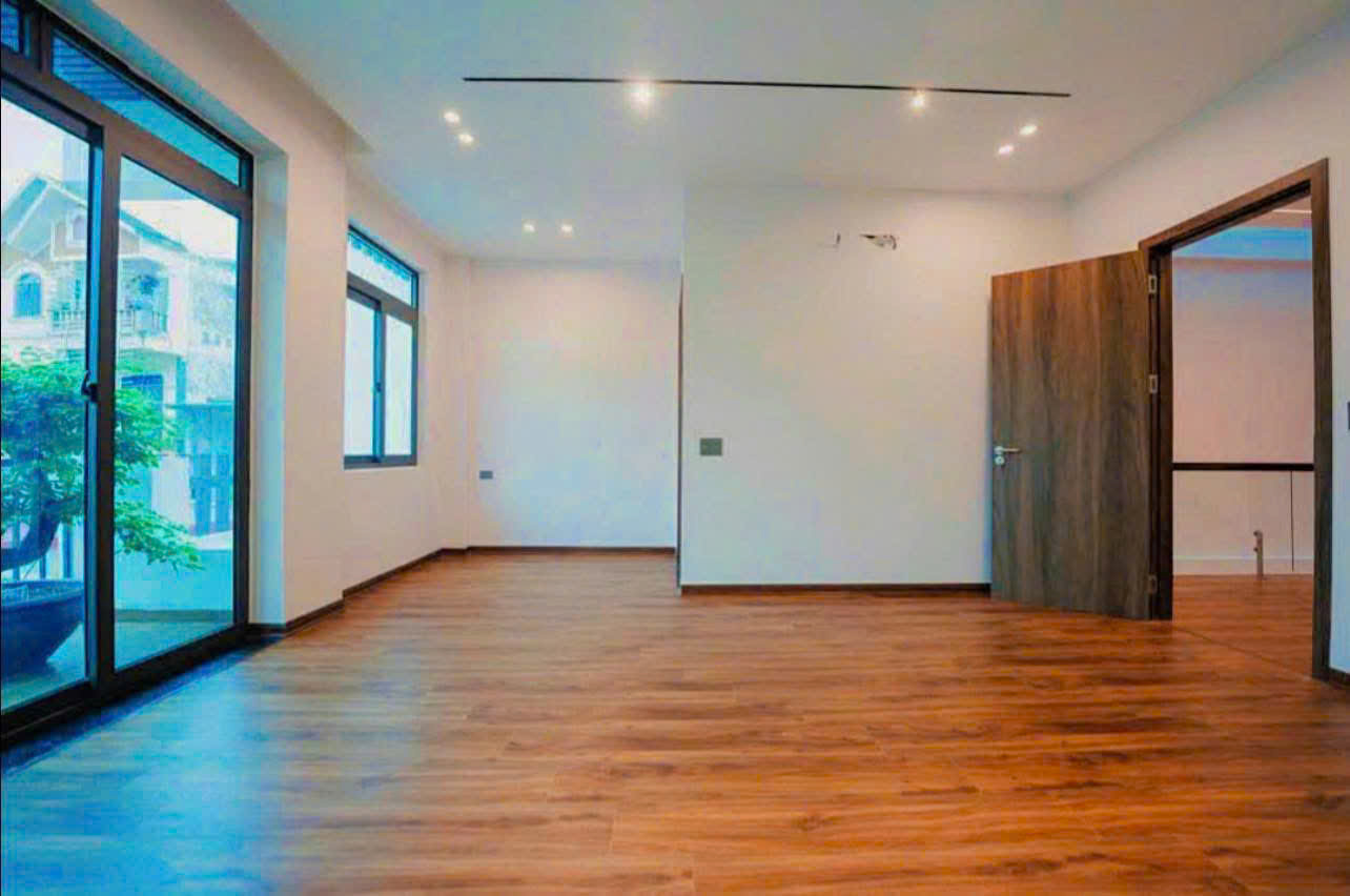 Bán nhà 3 tầng phường Trường Thi cũ - 90m2, mặt tiền 6m, ô tô đỗ cửa