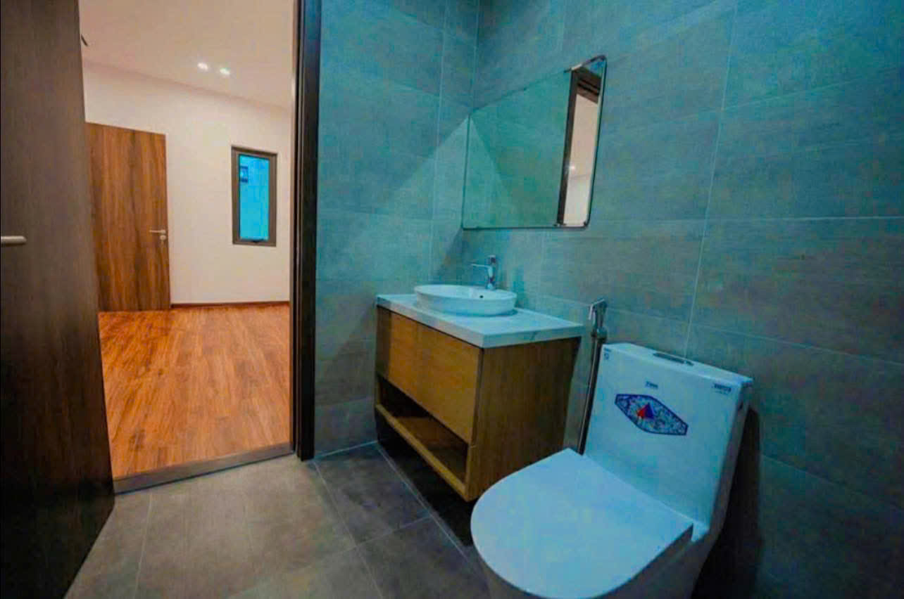 Bán nhà 3 tầng phường Trường Thi cũ - 90m2, mặt tiền 6m, ô tô đỗ cửa