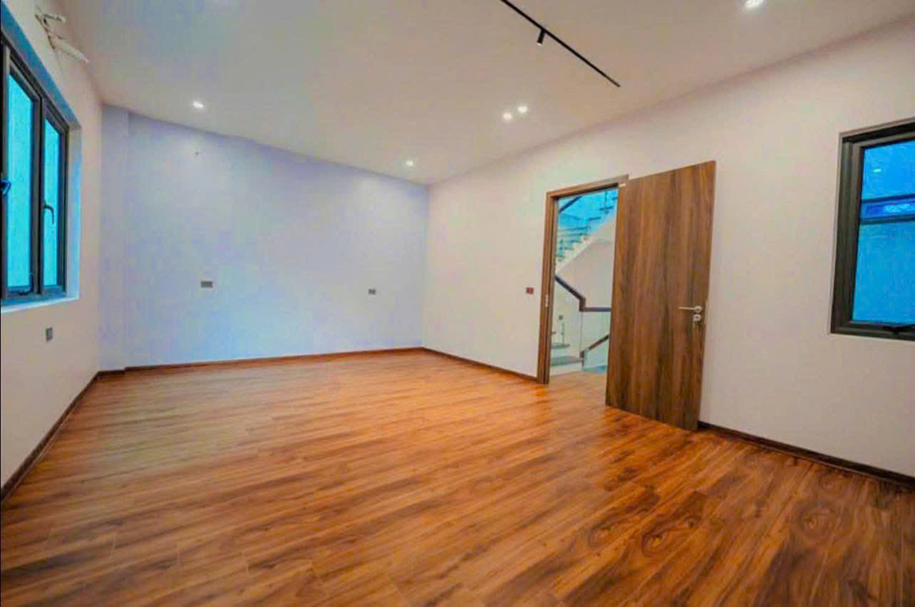 Bán nhà 3 tầng phường Trường Thi cũ - 90m2, mặt tiền 6m, ô tô đỗ cửa