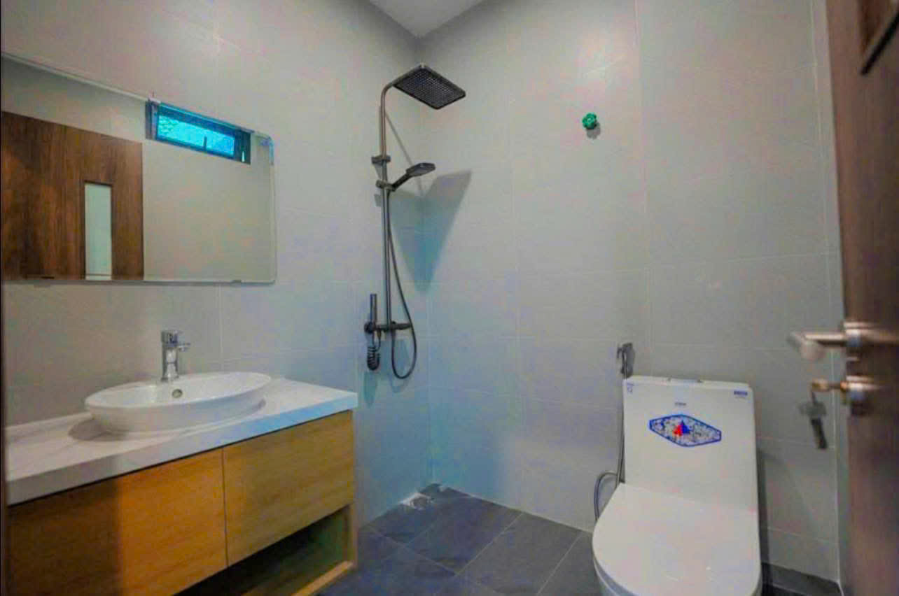 Bán nhà 3 tầng phường Trường Thi cũ - 90m2, mặt tiền 6m, ô tô đỗ cửa