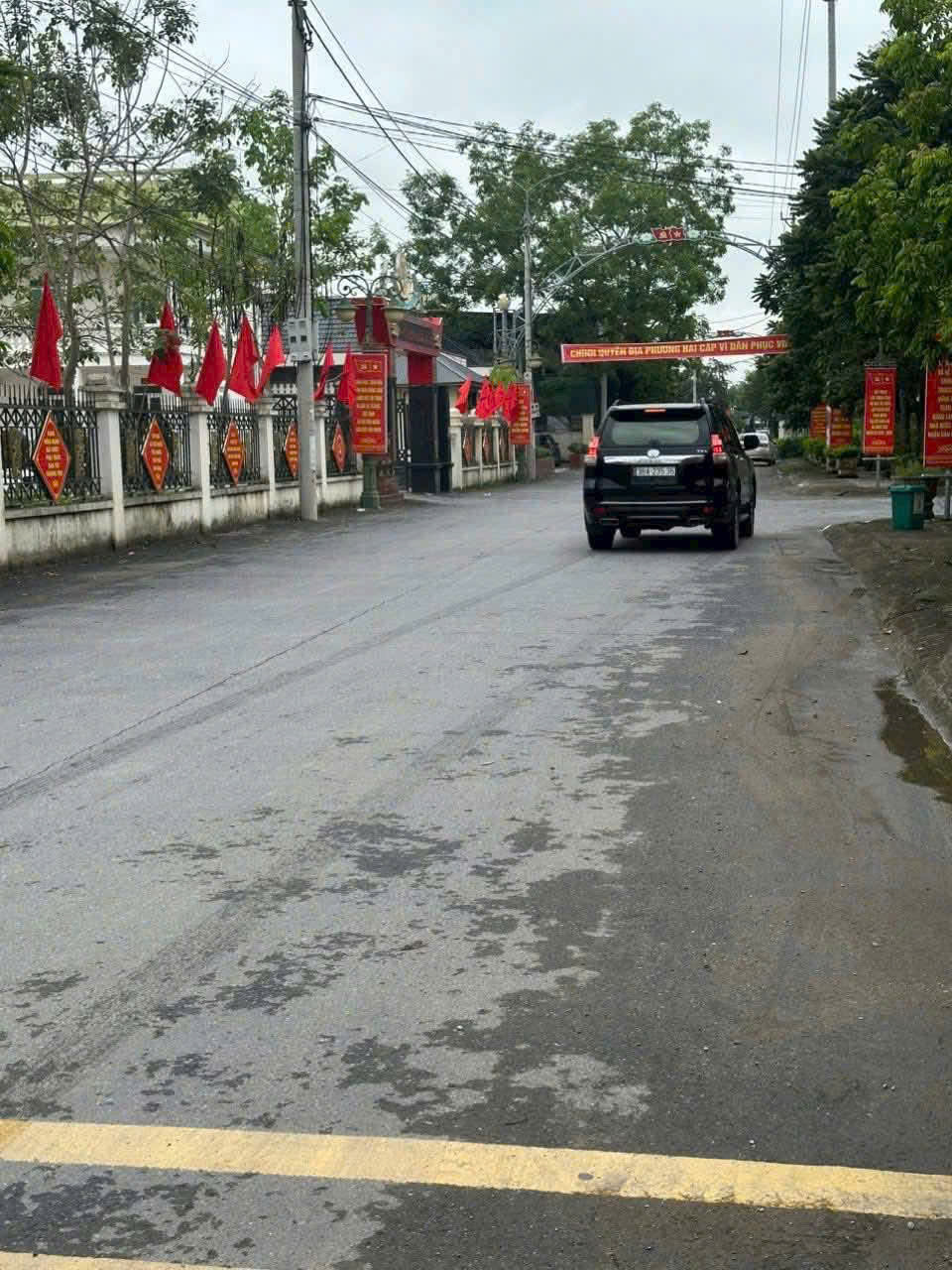 Bán lô đất áp ve e05 mb 2713 Đông Tiến mới 120m2 mặt tiền 6m trục chính ql45