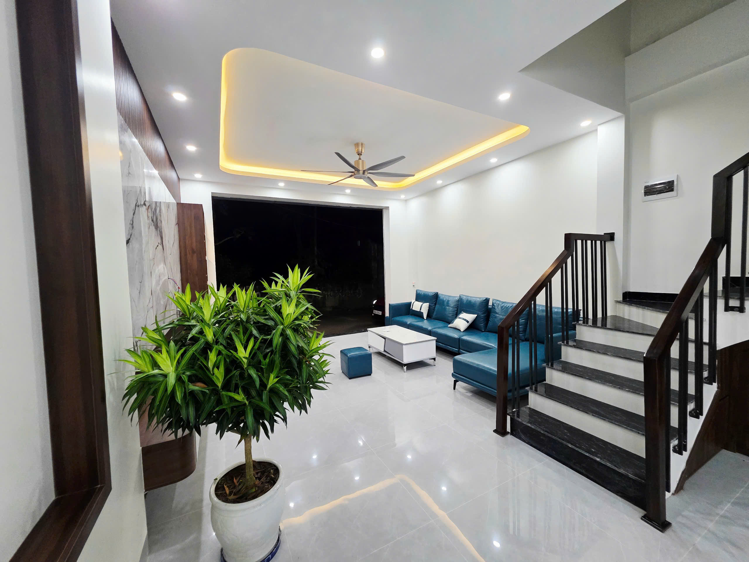 Bán nhà 3 tầng đầu ve gần CVN Đông Hương 63m², full nội thất mới tinh, đường ô tô thông
