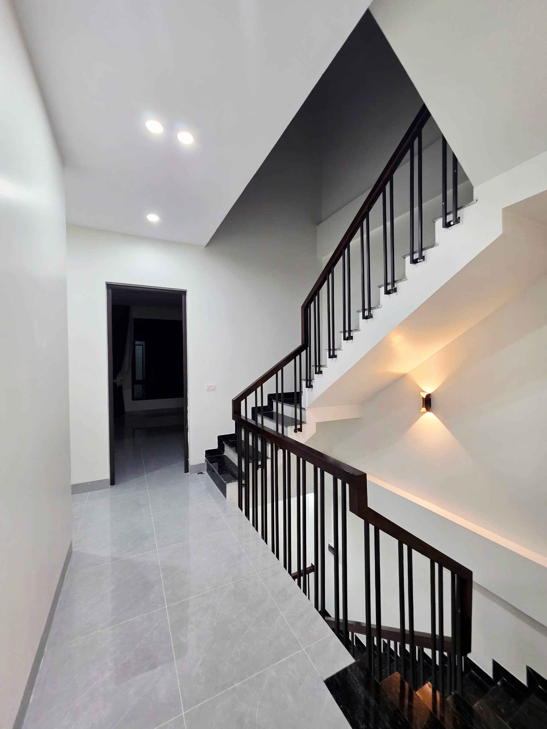 Bán nhà 3 tầng đầu ve gần CVN Đông Hương 63m², full nội thất mới tinh, đường ô tô thông