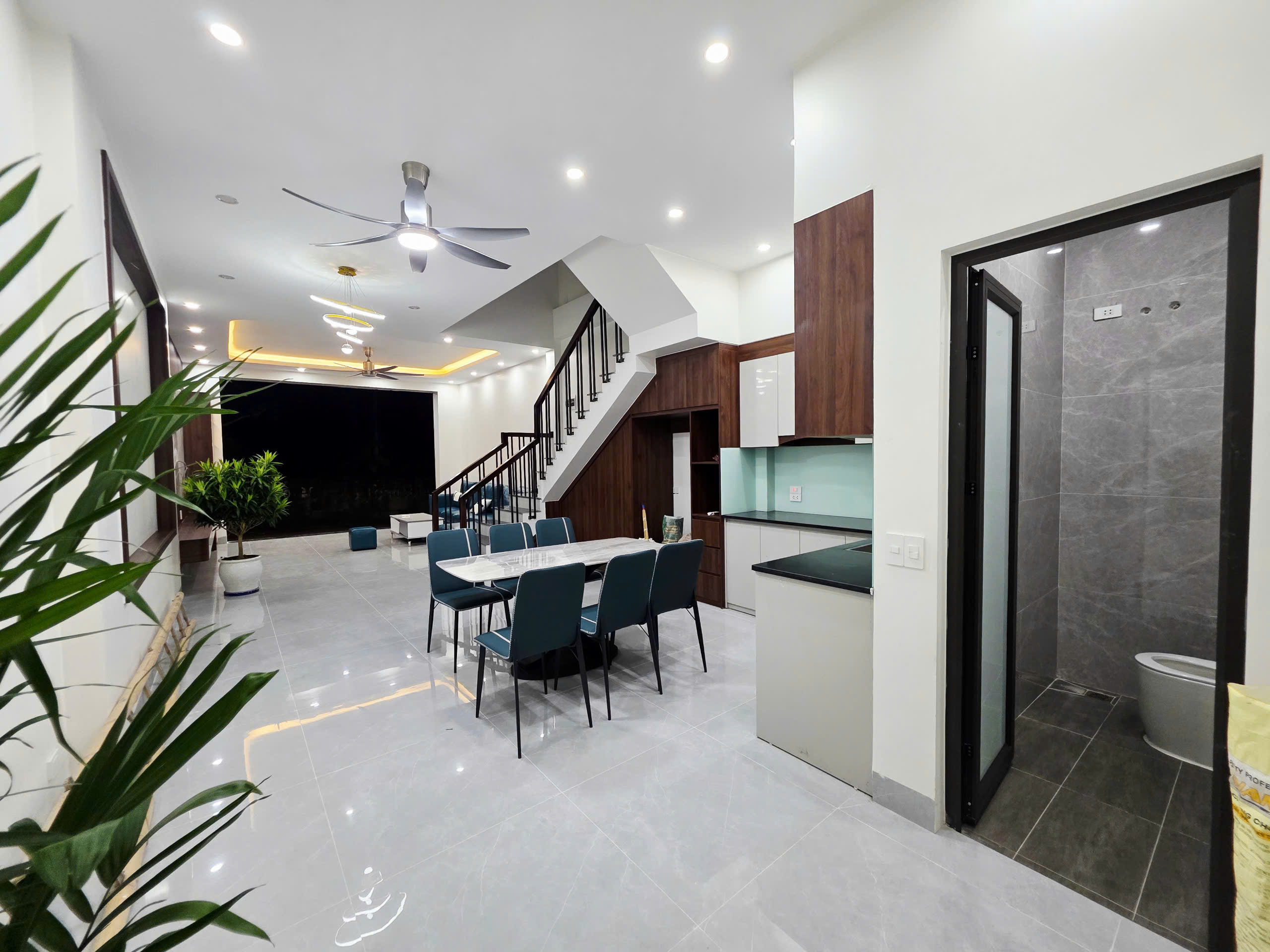 Bán nhà 3 tầng đầu ve gần CVN Đông Hương 63m², full nội thất mới tinh, đường ô tô thông