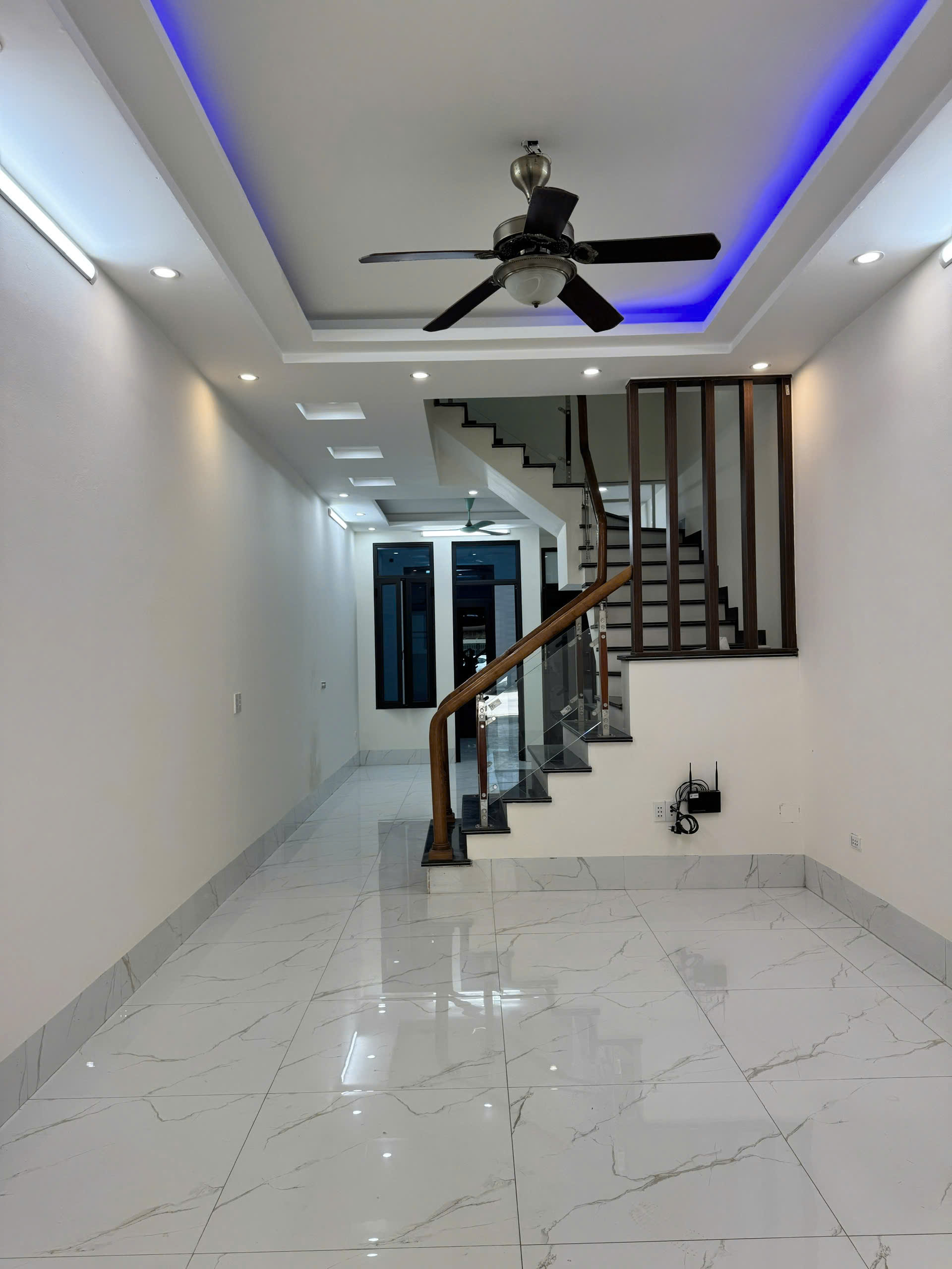 Bán nhà 2 tầng trục chính Bạch Đằng Quảng Hưng, dt 92m2, mt 4m, đường 24m