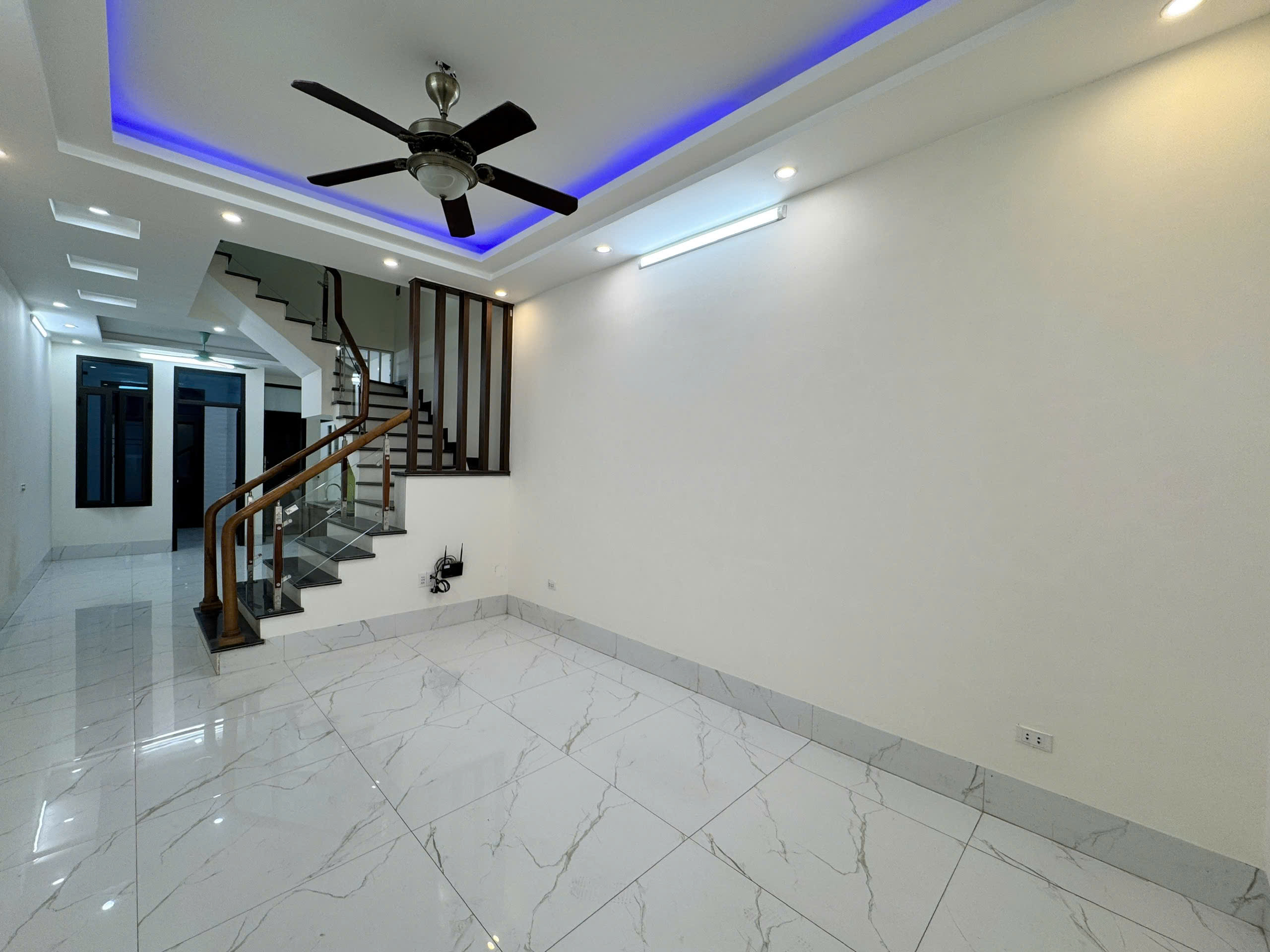 Bán nhà 2 tầng trục chính Bạch Đằng Quảng Hưng, dt 92m2, mt 4m, đường 24m