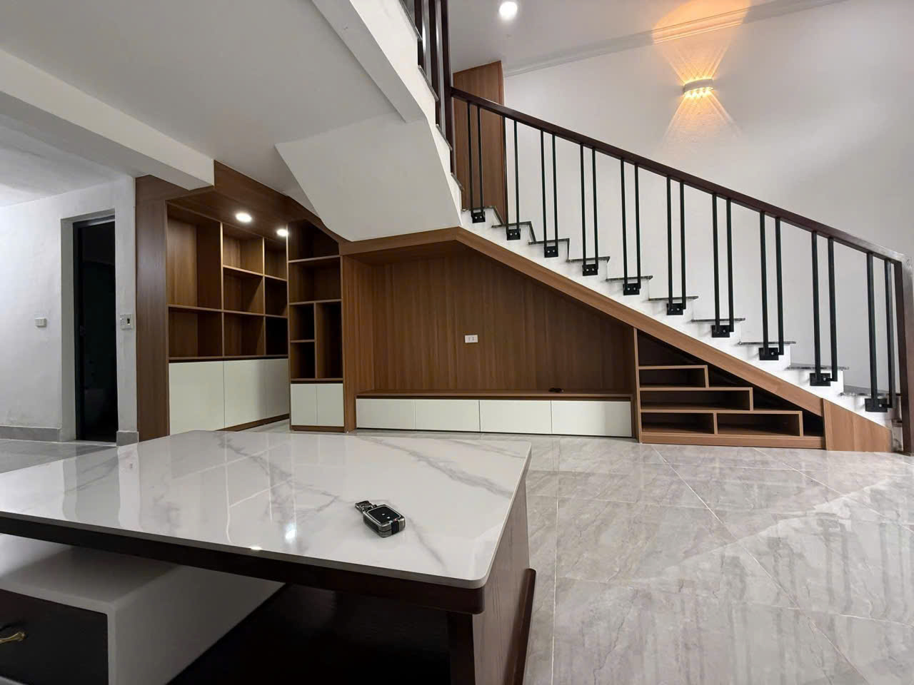 Bán nhà 2 tầng diện tích 50m2 | ngõ rộng xe bán tải vào, gần At Home Đông Hương, giá 2 tỷ xxx