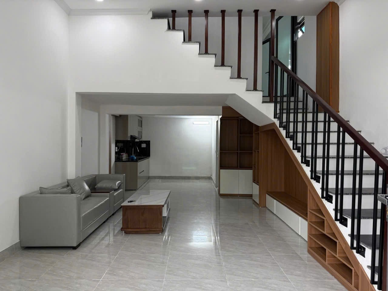 Bán nhà 2 tầng diện tích 50m2 | ngõ rộng xe bán tải vào, gần At Home Đông Hương, giá 2 tỷ xxx