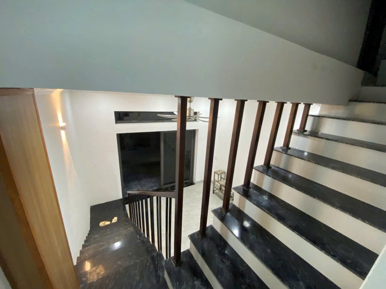 Bán nhà 2 tầng diện tích 50m2 | ngõ rộng xe bán tải vào, gần At Home Đông Hương, giá 2 tỷ xxx